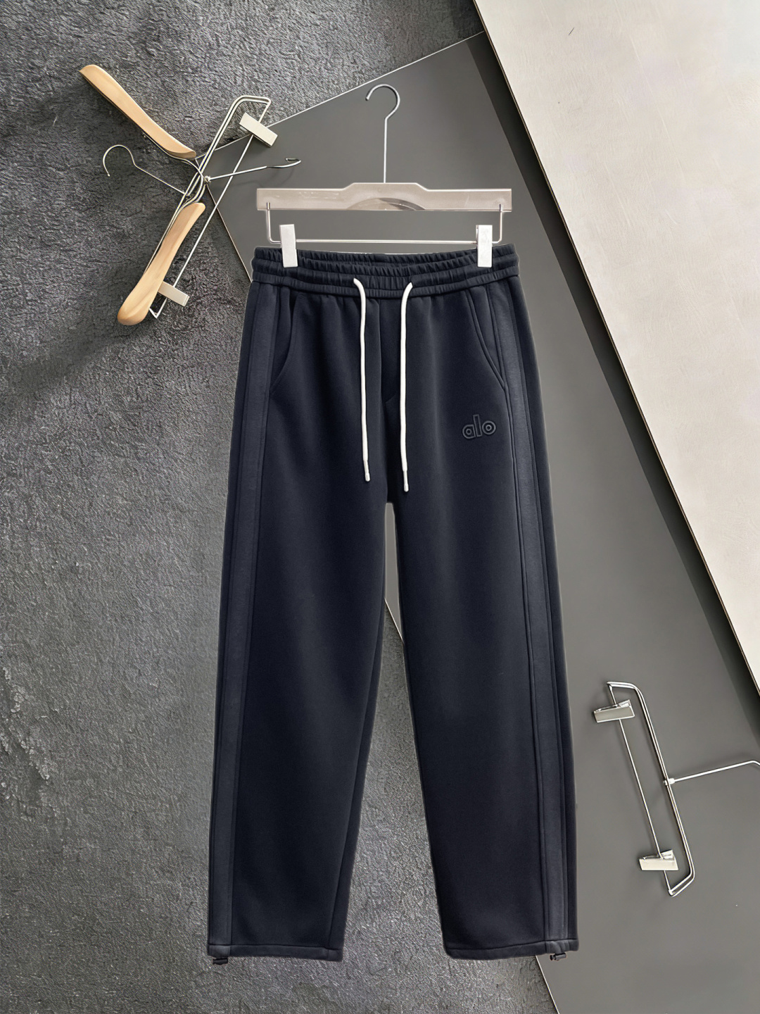 NO:910119,alo 2026 spring new trousers and casual trousers are on sale simultaneously on the official website. The brand's classic LOGO casual trousers, customized fabrics, are extremely comfortable and have a strong touch. Highly recognizable, with perfect appearance and craftsmanship. Sizes M-3XL,,19860909alo 2026春季新款长裤休闲裤 官网同步发售.品牌经典LOGO休闲裤 ,定制面料,舒适度极好,手触感强烈.辨识度极高,完美品相工艺. 尺码M-3XL,,,Men's clothing