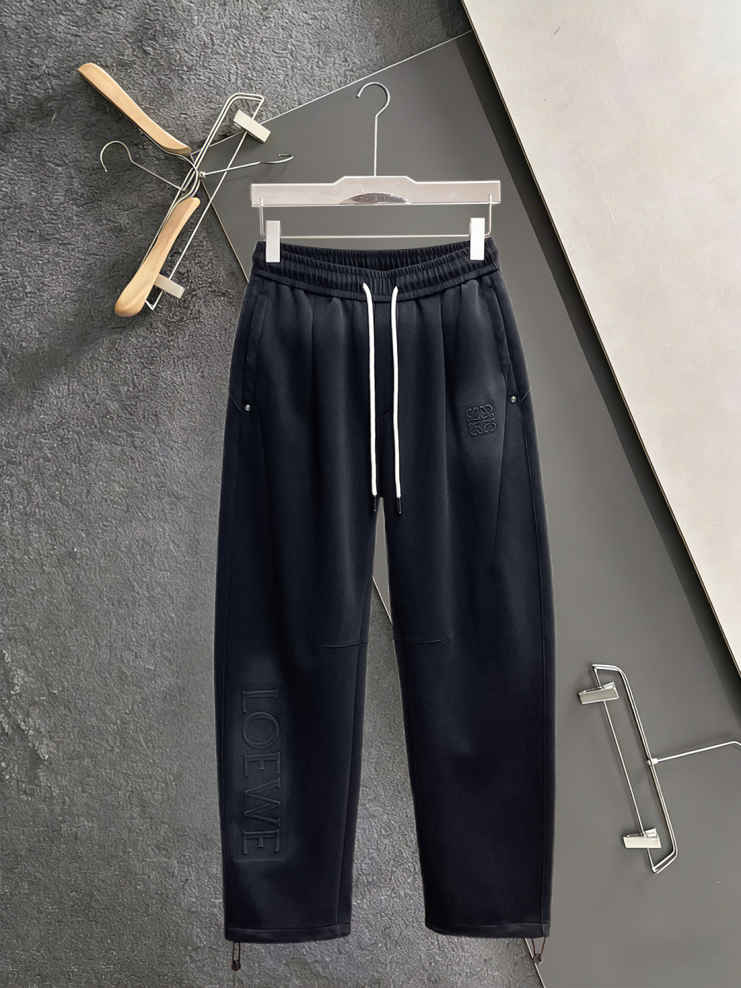 NO:910114,Loewe's 2026 spring new trousers and casual trousers are on sale simultaneously on the official website. The brand's classic LOGO casual trousers, customized fabrics, are extremely comfortable and have a strong touch. Highly recognizable, with perfect appearance and craftsmanship. Sizes M-3XL,, loewe,19860909罗意威 2026春季新款长裤休闲裤官网同步发售.品牌经典LOGO休闲裤 ,定制面料,舒适度极好,手触感强烈.辨识度极高,完美品相工艺. 尺码M-3XL,,loewe,,Men's clothing