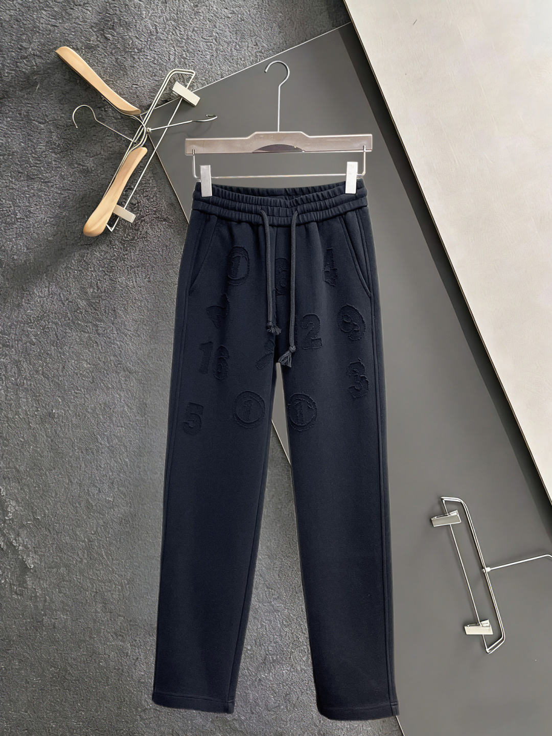 NO:910109,Margiela's 2026 spring new trousers and casual pants are on sale simultaneously on the official website. The brand's classic LOGO casual pants are made of customized fabrics with excellent comfort and strong touch. Highly recognizable and perfect in appearance and craftsmanship. Sizes M-3XL, masion margiela,19860909马吉拉 2026春季新款长裤休闲裤官网同步发售.品牌经典LOGO休闲裤 ,定制面料,舒适度极好,手触感强烈.辨识度极高,完美品相工艺. 尺码M-3XL,,masion margiela,,Men's clothing