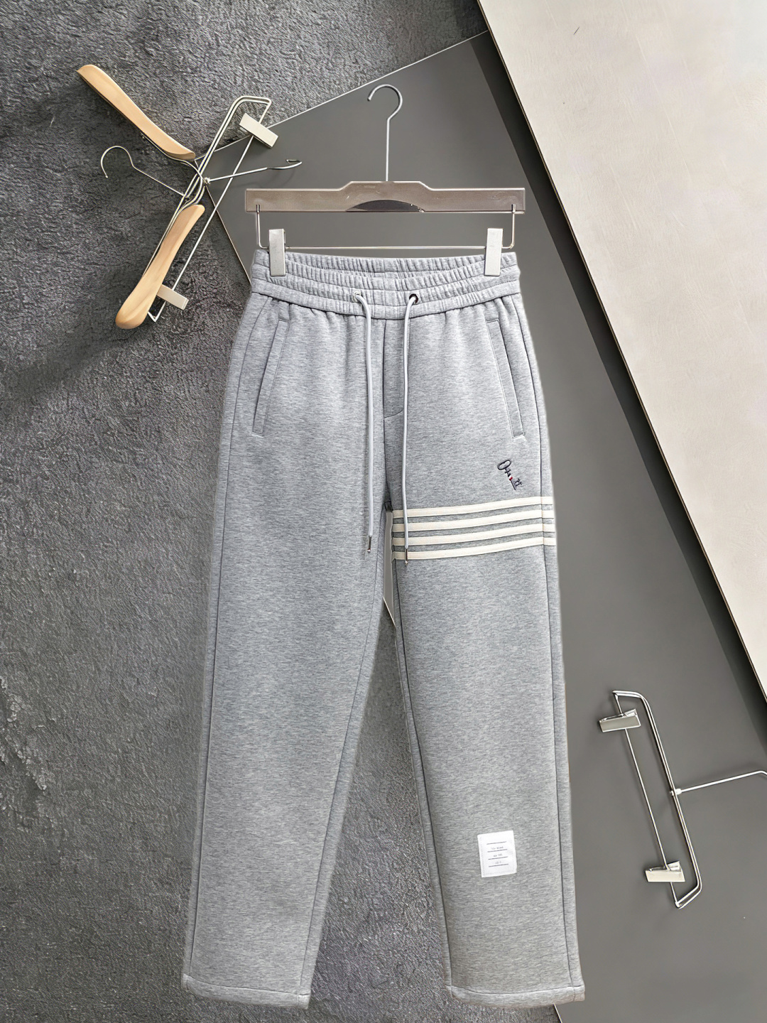 NO:910103,TB's 2026 spring new trousers and casual pants are on sale simultaneously on the official website. The brand's classic LOGO casual pants are made of customized fabrics with excellent comfort and strong touch. Highly recognizable and perfect in appearance and craftsmanship. Sizes M-3XL,,19860909TB 2026春季新款长裤休闲裤官网同步发售.品牌经典LOGO休闲裤 ,定制面料,舒适度极好,手触感强烈.辨识度极高,完美品相工艺. 尺码M-3XL,,,Men's clothing