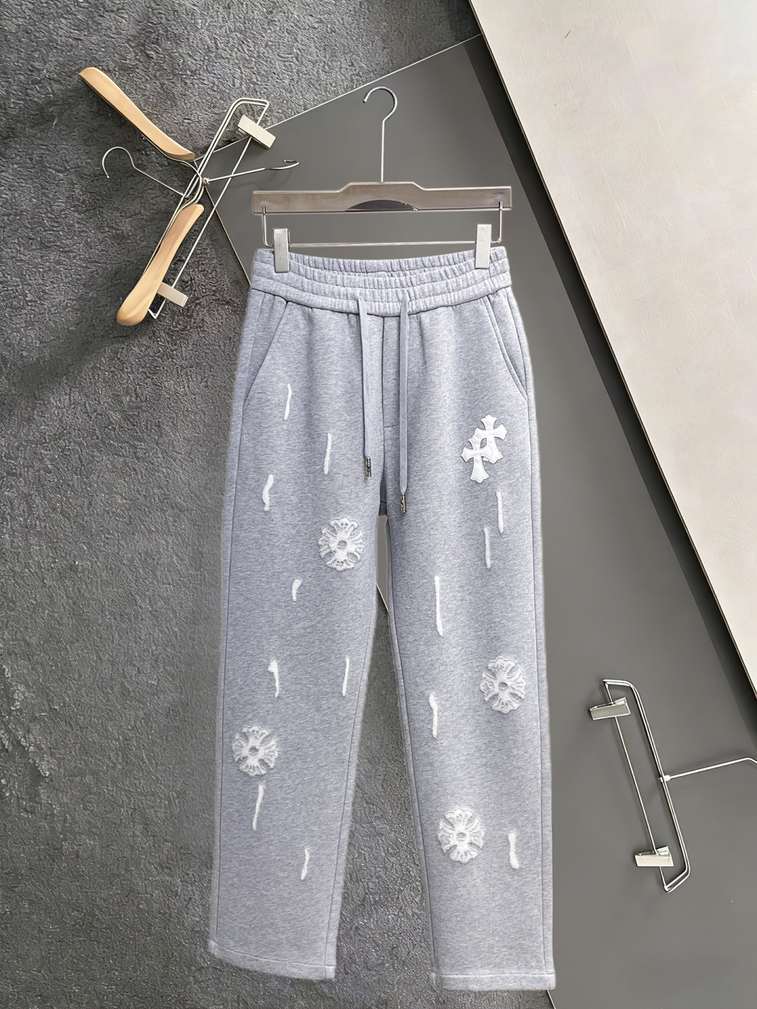 NO:910100,Chrome Hearts' 2026 spring new trousers and casual pants are on sale simultaneously on the official website. The brand's classic LOGO casual pants are made of customized fabrics with excellent comfort and strong touch. Highly recognizable and perfect in appearance and craftsmanship. Sizes M-3XL,,chrome hearts,19860909克罗心 2026春季新款长裤休闲裤官网同步发售.品牌经典LOGO休闲裤 ,定制面料,舒适度极好,手触感强烈.辨识度极高,完美品相工艺. 尺码M-3XL,,chrome hearts,,Men's clothing