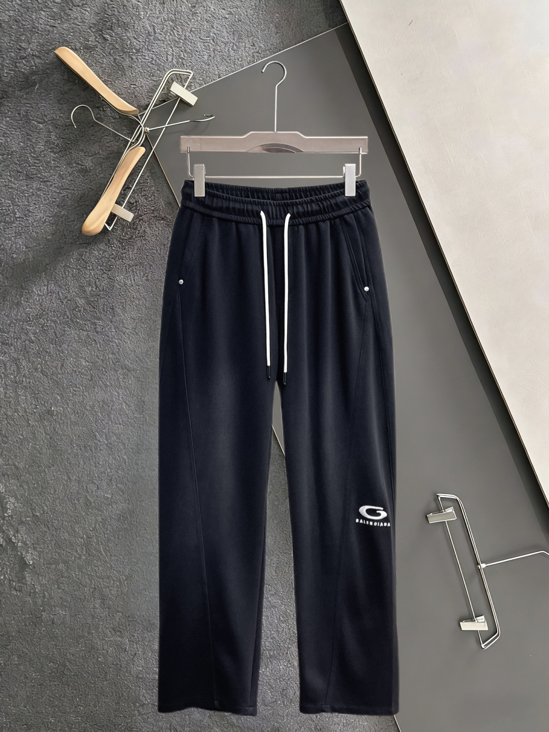 NO:910096,Balenciaga's 2026 spring new trousers and casual trousers are on sale simultaneously on the official website. The brand's classic LOGO casual trousers, customized fabrics, are extremely comfortable and have a strong touch. Highly recognizable, with perfect appearance and craftsmanship. Sizes M-3XL, balenciaga,19860909巴黎世家 2026春季新款长裤休闲裤官网同步发售.品牌经典LOGO休闲裤 ,定制面料,舒适度极好,手触感强烈.辨识度极高,完美品相工艺. 尺码M-3XL,,balenciaga,,Men's clothing