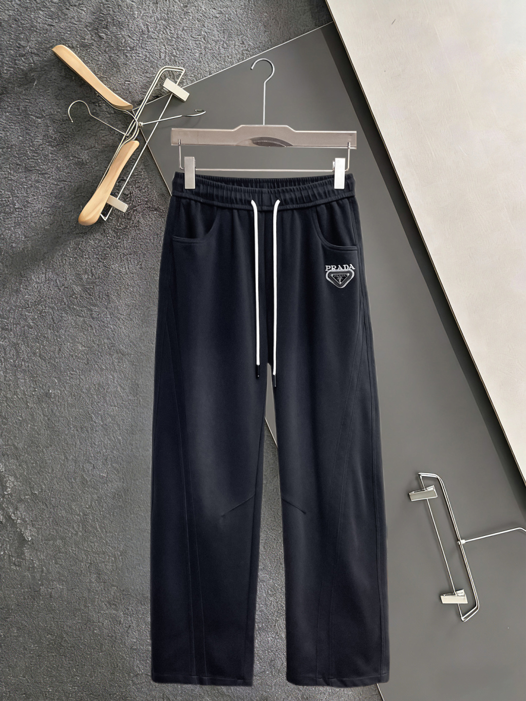 NO:910141,Prada's 2026 spring new trousers and casual pants are on sale simultaneously on the official website. The brand's classic LOGO casual pants are made of customized fabrics with excellent comfort and strong touch. Highly recognizable and perfect in appearance and craftsmanship. Sizes M-3XL, prada,19860909普拉达 2026春季新款长裤休闲裤官网同步发售.品牌经典LOGO休闲裤 ,定制面料,舒适度极好,手触感强烈.辨识度极高,完美品相工艺. 尺码M-3XL,,prada,,Men's clothing
