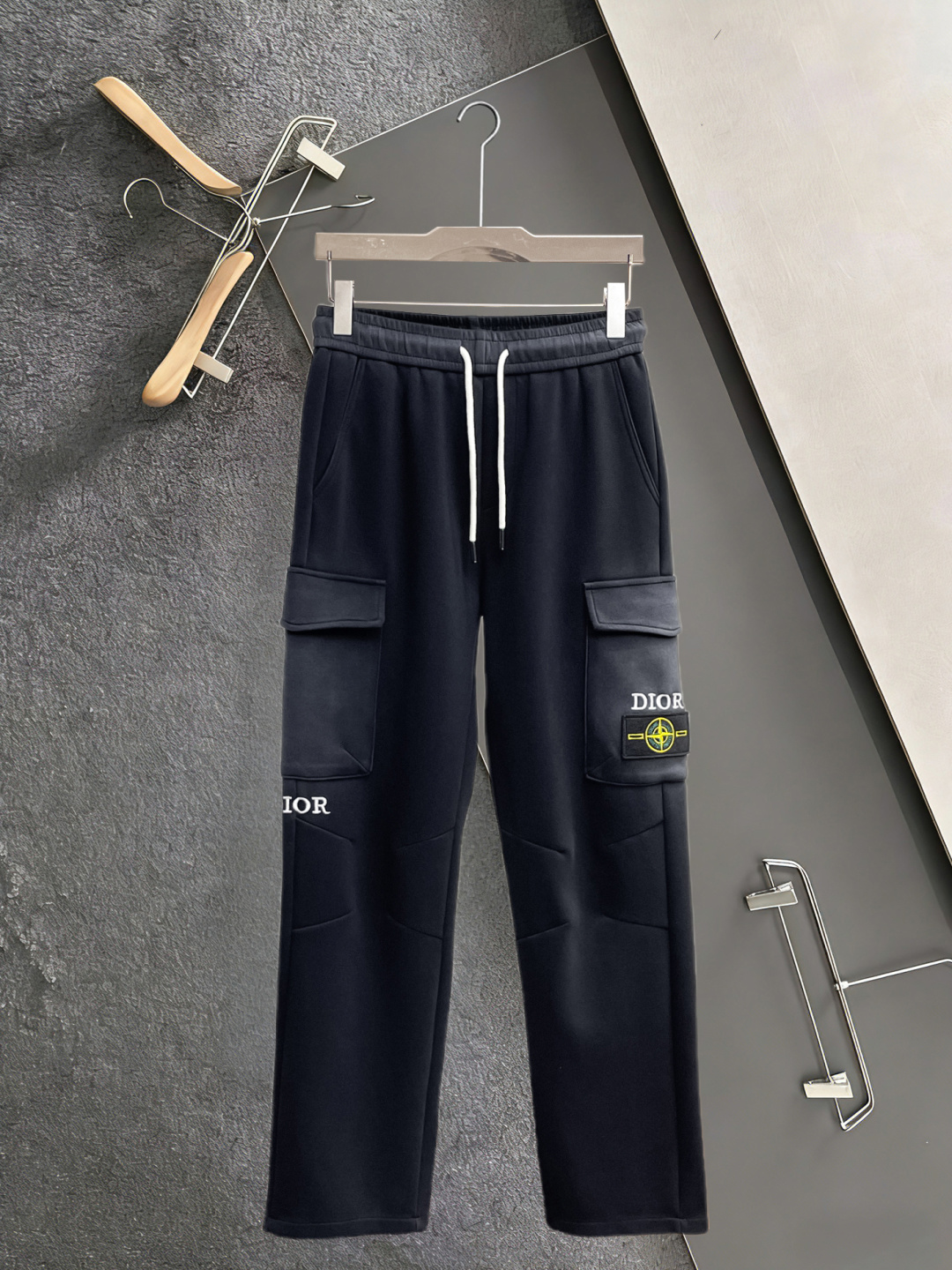 NO:910135,Dior's 2026 spring new trousers and casual pants are on sale simultaneously on the official website. The brand's classic LOGO casual pants are made of customized fabrics with excellent comfort and strong touch. Highly recognizable and perfect in appearance and craftsmanship. Sizes M-3XL, dior,19860909迪奥 2026春季新款长裤休闲裤官网同步发售.品牌经典LOGO休闲裤 ,定制面料,舒适度极好,手触感强烈.辨识度极高,完美品相工艺. 尺码M-3XL,,dior,,Men's clothing