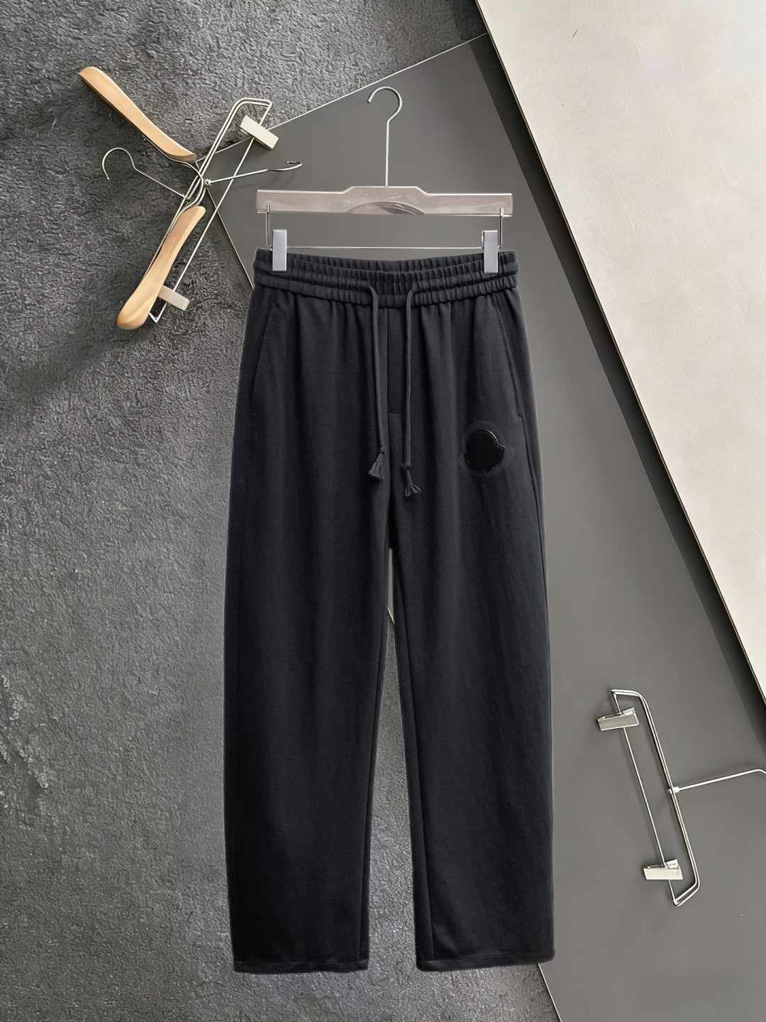 NO:910129,Mengkou's 2026 spring new trousers and casual pants are on sale simultaneously on the official website. The brand's classic LOGO casual pants are made of customized fabrics with excellent comfort and strong touch. Highly recognizable and perfect in appearance and craftsmanship. Sizes M-3XL, Moncler,19860909蒙口 2026春季新款长裤休闲裤 官网同步发售.品牌经典LOGO休闲裤 ,定制面料,舒适度极好,手触感强烈.辨识度极高,完美品相工艺. 尺码M-3XL,,Moncler,,Men's clothing