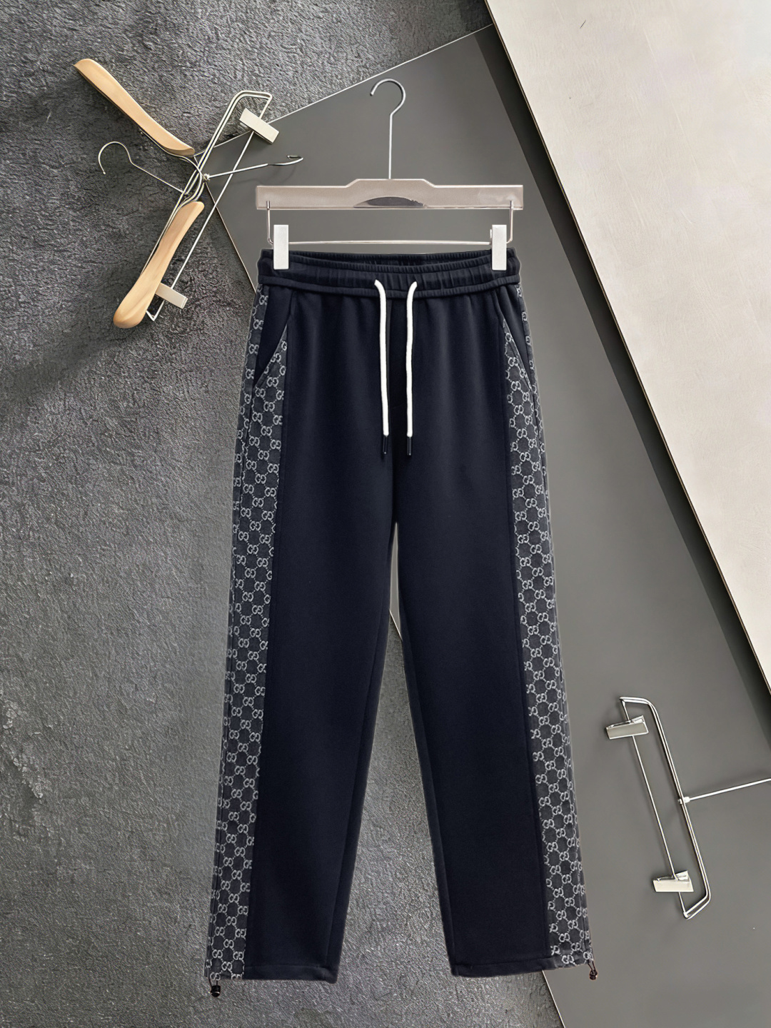 NO:910125,Gucci's 2026 spring new trousers and casual pants are on sale simultaneously on the official website. The brand's classic LOGO casual pants are made of customized fabrics with excellent comfort and strong touch. Highly recognizable and perfect in appearance and craftsmanship. Sizes M-3XL,,19860909古奇 2026春季新款长裤休闲裤官网同步发售.品牌经典LOGO休闲裤 ,定制面料,舒适度极好,手触感强烈.辨识度极高,完美品相工艺. 尺码M-3XL,,,Men's clothing
