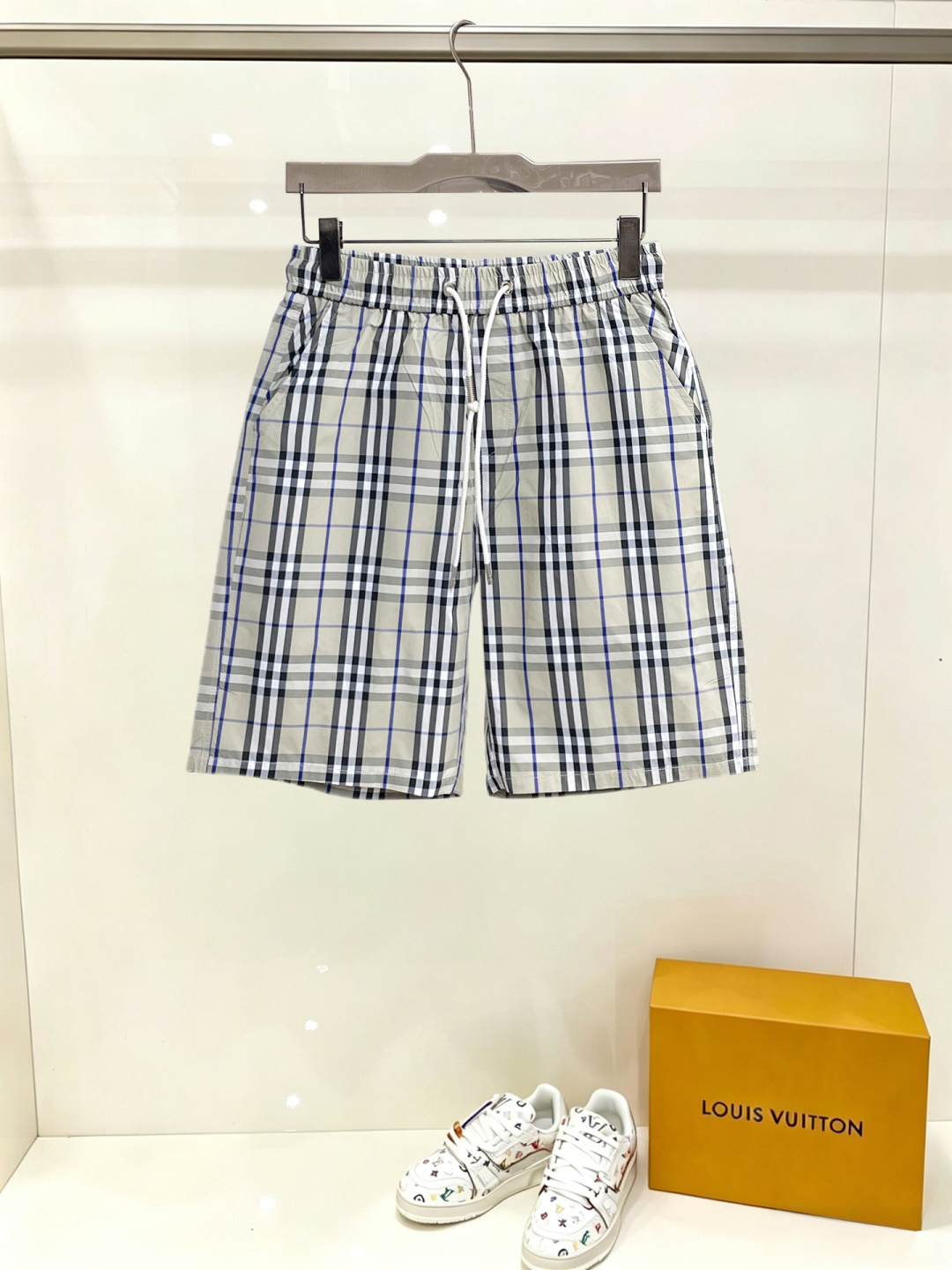 NO:914975,Burberry's three-standard complete 2026 new summer men's casual shorts, advanced custom-made breathable fabrics, extremely breathable, elastic and comfortable, impeccable details, top-grade accessories, original logo design concept, delicate and soft feel!  The upper body fit is awesome!  Sizes M-XXXL, please state your height and weight when ordering, burberry, shorts,19860909巴宝莉 三标齐全 2026夏季新款男士休闲短裤,高级定制面料透气面料 透气弹力舒适度极高,细节无可挑剔,顶级辅料配备,原版logo设计理念,手感细腻柔软！上身版型超赞！尺码M-XXXL下单报身高体重,,burberry,shorts,,Men's clothing