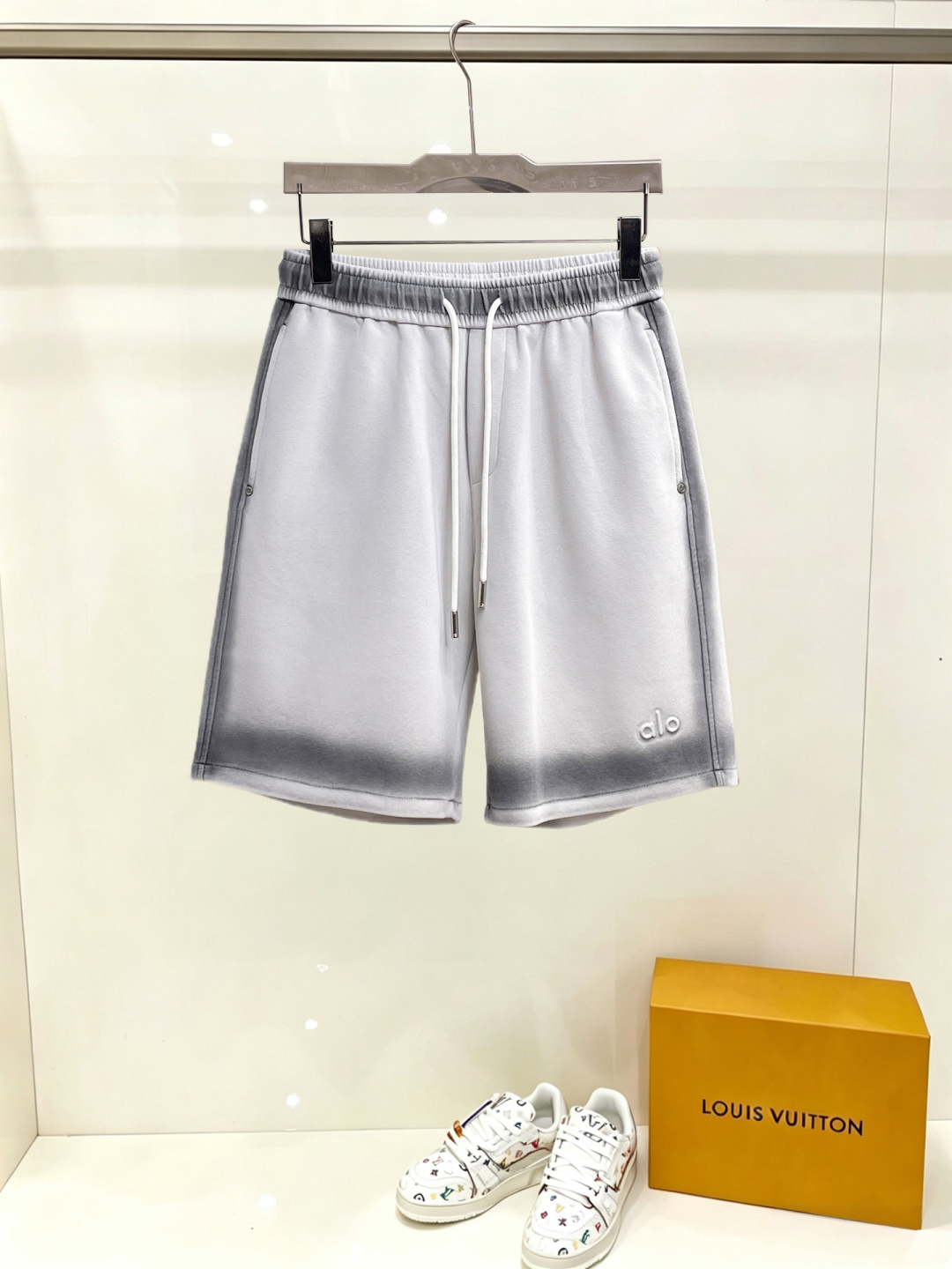 NO:914972,alo three-standard complete 2026 summer new men's casual shorts, advanced custom-made breathable fabrics, extremely breathable, elastic and comfortable, impeccable details, top-grade accessories, original logo design concept, delicate and soft feel!  The upper body fit is awesome!  Sizes M-XXXL, please state your height and weight when ordering,,shorts,19860909alo 三标齐全 2026夏季新款男士休闲短裤,高级定制面料透气面料 透气弹力舒适度极高,细节无可挑剔,顶级辅料配备,原版logo设计理念,手感细腻柔软！上身版型超赞！尺码M-XXXL下单报身高体重,,shorts,,Men's clothing