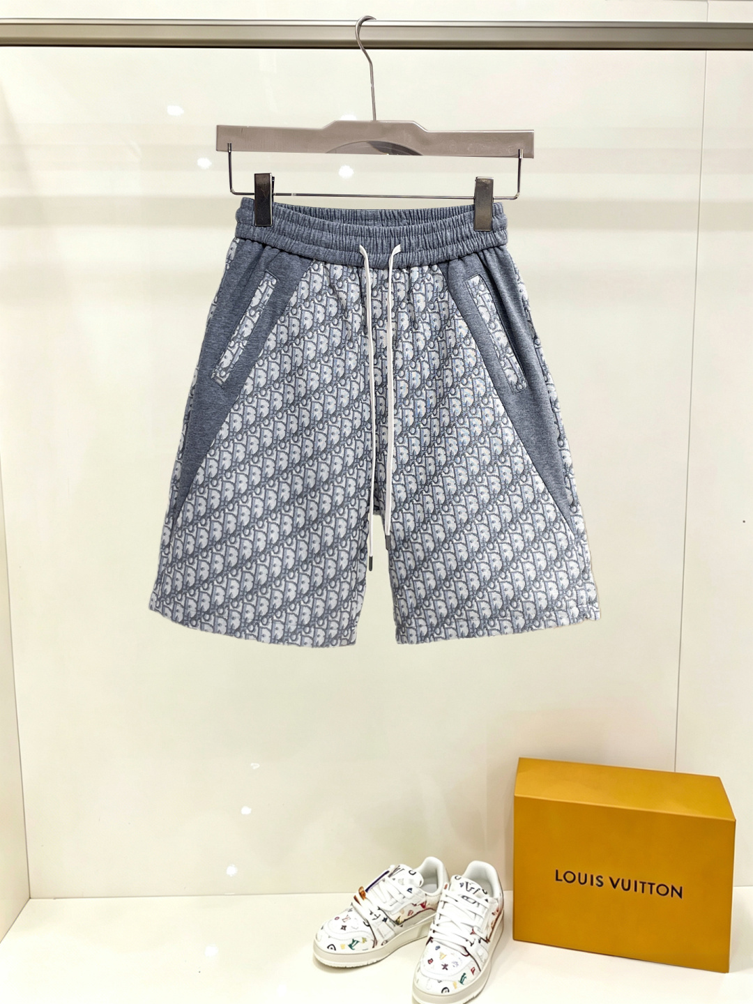 NO:914969,Dior's 2026 new summer men's casual shorts with three complete standards, advanced custom-made breathable fabrics, extremely breathable, elastic and comfortable, impeccable details, top-grade accessories, original logo design concept, delicate and soft feel!  The upper body fit is awesome!  For sizes M-XXXL, please state your height and weight when ordering, dior, shorts,19860909迪奥 三标齐全 2026夏季新款男士休闲短裤,高级定制面料透气面料 透气弹力舒适度极高,细节无可挑剔,顶级辅料配备,原版logo设计理念,手感细腻柔软！上身版型超赞！尺码M-XXXL下单报身高体重,,dior,shorts,,Men's clothing