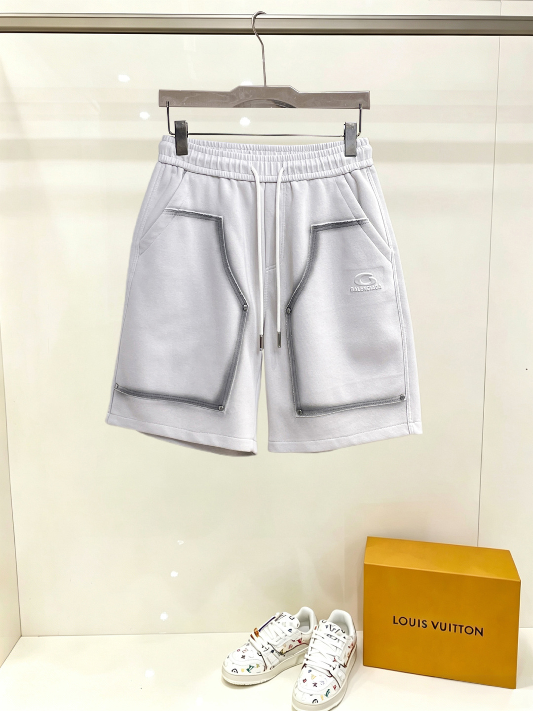 NO:914966,Balenciaga's three-standard complete 2026 summer new men's casual shorts, advanced custom-made breathable fabrics, extremely breathable, elastic and comfortable, impeccable details, top-grade accessories, original logo design concept, delicate and soft feel!  The upper body fit is awesome!  Sizes M-XXXL, please state your height and weight when ordering,,balenciaga,shorts,19860909巴黎世家 三标齐全 2026夏季新款男士休闲短裤,高级定制面料透气面料 透气弹力舒适度极高,细节无可挑剔,顶级辅料配备,原版logo设计理念,手感细腻柔软！上身版型超赞！尺码M-XXXL下单报身高体重,,balenciaga,shorts,,Men's clothing