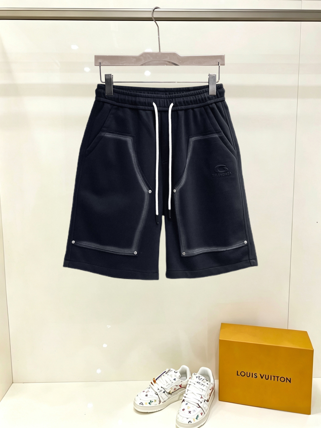 NO:914963,Balenciaga's three-standard complete 2026 summer new men's casual shorts, advanced custom-made breathable fabrics, extremely breathable, elastic and comfortable, impeccable details, top-grade accessories, original logo design concept, delicate and soft feel!  The upper body fit is awesome!  Sizes M-XXXL, please state your height and weight when ordering,,balenciaga,shorts,19860909巴黎世家 三标齐全 2026夏季新款男士休闲短裤,高级定制面料透气面料 透气弹力舒适度极高,细节无可挑剔,顶级辅料配备,原版logo设计理念,手感细腻柔软！上身版型超赞！尺码M-XXXL下单报身高体重,,balenciaga,shorts,,Men's clothing