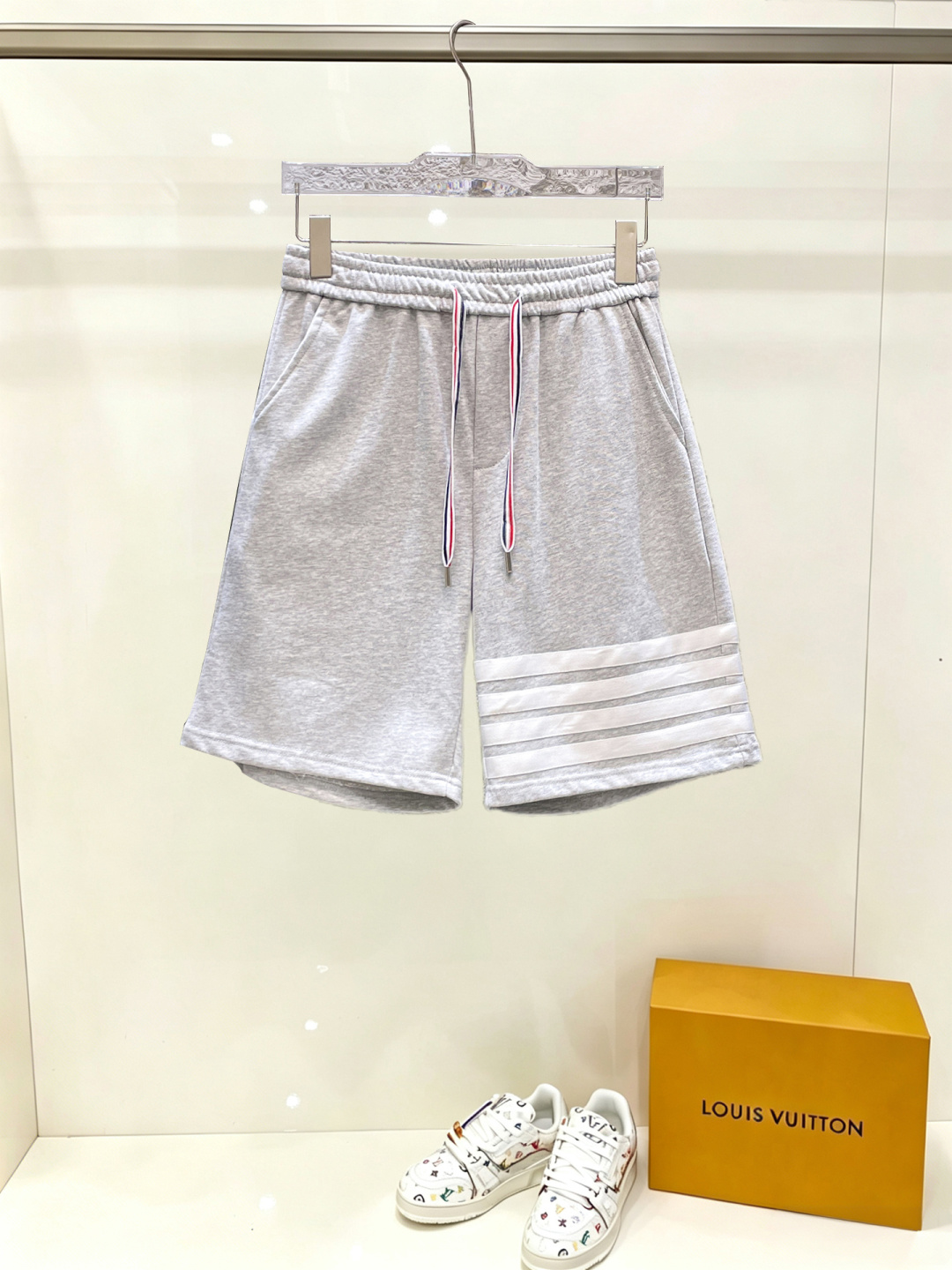 NO:914979,TB three-standard complete 2026 new summer men's casual shorts, advanced custom-made breathable fabrics, extremely breathable, elastic and comfortable, impeccable details, top-grade accessories, original logo design concept, delicate and soft feel!  The upper body fit is awesome!  Sizes M-XXXL, please state your height and weight when ordering,,shorts,19860909TB 三标齐全 2026夏季新款男士休闲短裤,高级定制面料透气面料 透气弹力舒适度极高,细节无可挑剔,顶级辅料配备,原版logo设计理念,手感细腻柔软！上身版型超赞！尺码M-XXXL下单报身高体重,,shorts,,Men's clothing