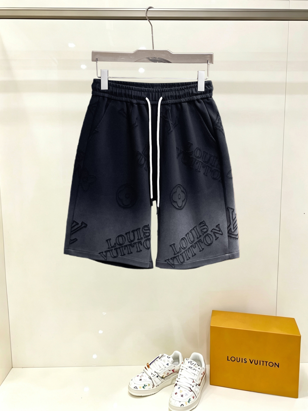 NO:914976,LV three-standard complete 2026 summer new men's casual shorts, advanced custom-made breathable fabrics, extremely breathable, elastic and comfortable, impeccable details, top-grade accessories, original logo design concept, delicate and soft feel!  The upper body fit is awesome!  Sizes M-XXXL, please state your height and weight when ordering,,louis vuitton,shorts,19860909LV 三标齐全 2026夏季新款男士休闲短裤,高级定制面料透气面料 透气弹力舒适度极高,细节无可挑剔,顶级辅料配备,原版logo设计理念,手感细腻柔软！上身版型超赞！尺码M-XXXL下单报身高体重,,louis vuitton,shorts,,Men's clothing