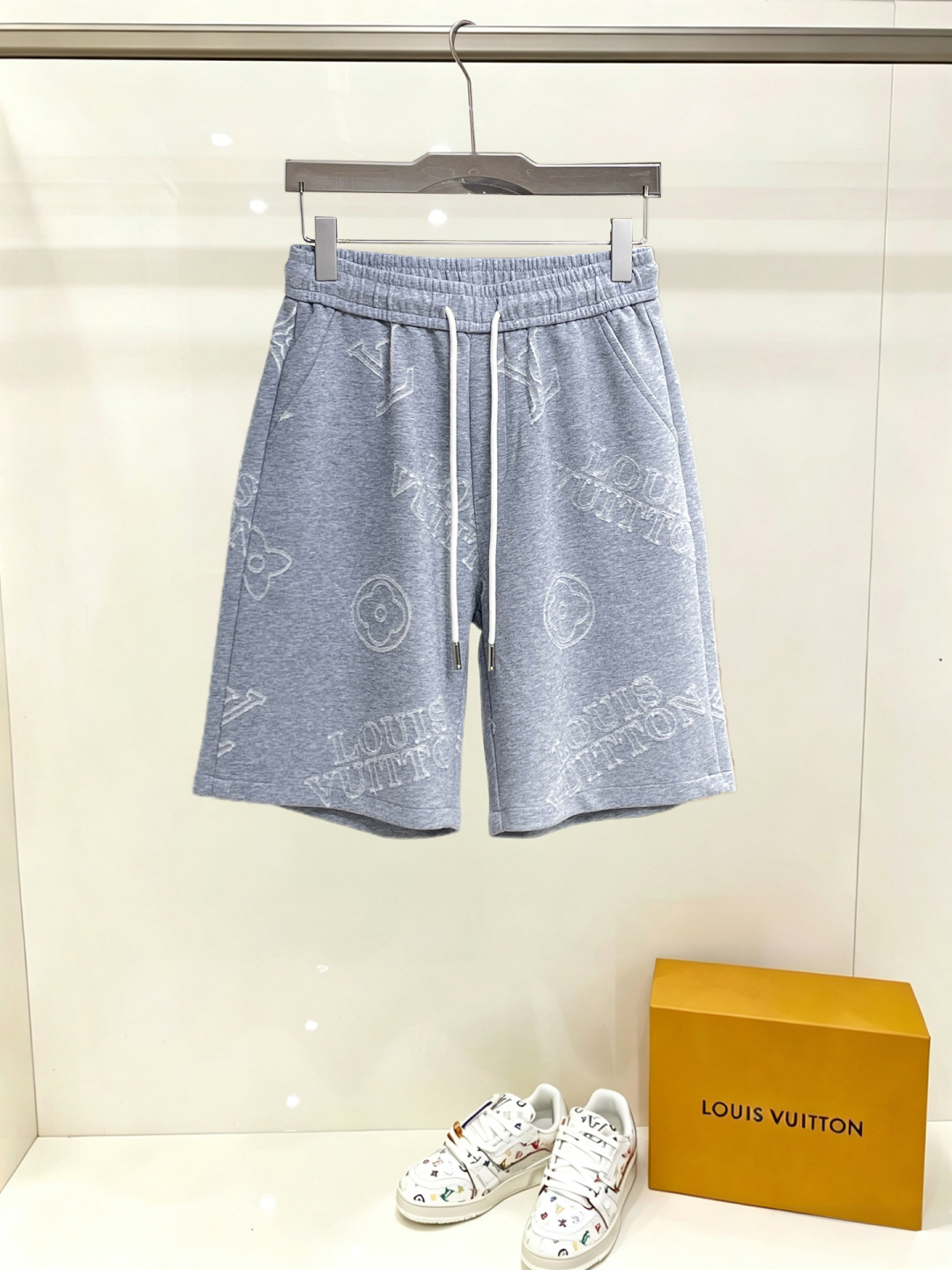NO:914973,LV three-standard complete 2026 summer new men's casual shorts, advanced custom-made breathable fabrics, extremely breathable, elastic and comfortable, impeccable details, top-grade accessories, original logo design concept, delicate and soft feel!  The upper body fit is awesome!  Sizes M-XXXL, please state your height and weight when ordering,,louis vuitton,shorts,19860909LV 三标齐全 2026夏季新款男士休闲短裤,高级定制面料透气面料 透气弹力舒适度极高,细节无可挑剔,顶级辅料配备,原版logo设计理念,手感细腻柔软！上身版型超赞！尺码M-XXXL下单报身高体重,,louis vuitton,shorts,,Men's clothing