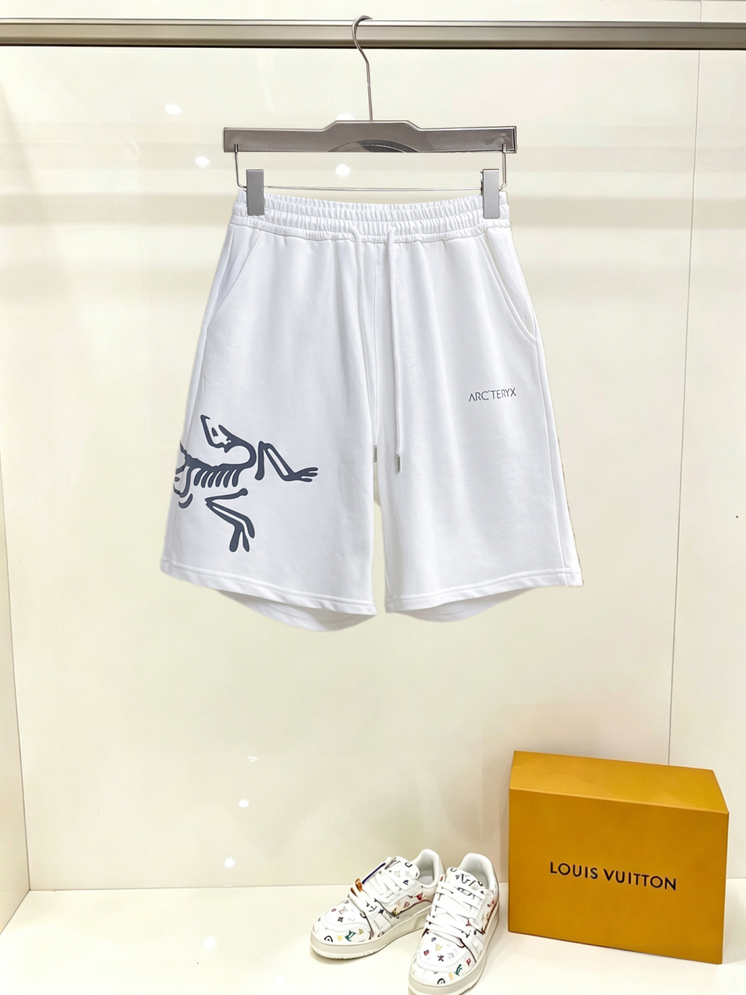 NO:914970,Arc'teryx three-standard complete 2026 new summer men's casual shorts, advanced custom-made breathable fabrics, extremely breathable, elastic and comfortable, impeccable details, top-grade accessories, original logo design concept, delicate and soft feel!  The upper body fit is awesome!  Sizes M-XXXL, please state your height and weight when ordering, arc'teryx, shorts,19860909始祖鸟 三标齐全 2026夏季新款男士休闲短裤,高级定制面料透气面料 透气弹力舒适度极高,细节无可挑剔,顶级辅料配备,原版logo设计理念,手感细腻柔软！上身版型超赞！尺码M-XXXL下单报身高体重,arc'teryx,shorts,,Men's clothing