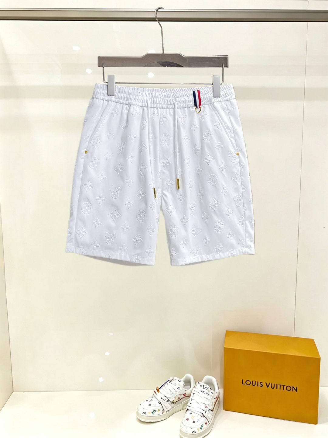NO:914967,LV three-standard complete 2026 summer new men's casual shorts, advanced custom-made breathable fabrics, extremely breathable, elastic and comfortable, impeccable details, top-grade accessories, original logo design concept, delicate and soft feel!  The upper body fit is awesome!  Sizes M-XXXL, please state your height and weight when ordering,,louis vuitton,shorts,19860909LV 三标齐全 2026夏季新款男士休闲短裤,高级定制面料透气面料 透气弹力舒适度极高,细节无可挑剔,顶级辅料配备,原版logo设计理念,手感细腻柔软！上身版型超赞！尺码M-XXXL下单报身高体重,,louis vuitton,shorts,,Men's clothing