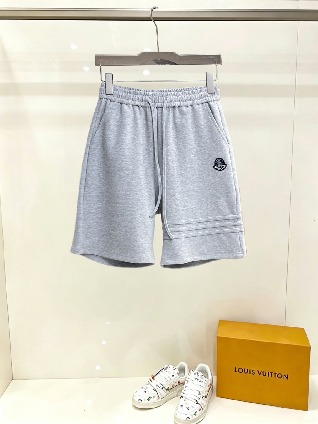 NO:914964,Mouth-mounted, complete with three standards, 2026 new summer men's casual shorts, advanced custom-made breathable fabrics, extremely breathable, elastic and comfortable, with impeccable details, top-grade accessories, original logo design concept, delicate and soft feel!  The upper body fit is awesome!  Sizes M-XXXL, please state your height and weight when ordering,,Moncler,shorts,19860909蒙口 三标齐全 2026夏季新款男士休闲短裤,高级定制面料透气面料 透气弹力舒适度极高,细节无可挑剔,顶级辅料配备,原版logo设计理念,手感细腻柔软！上身版型超赞！尺码M-XXXL下单报身高体重,,Moncler,shorts,,Men's clothing