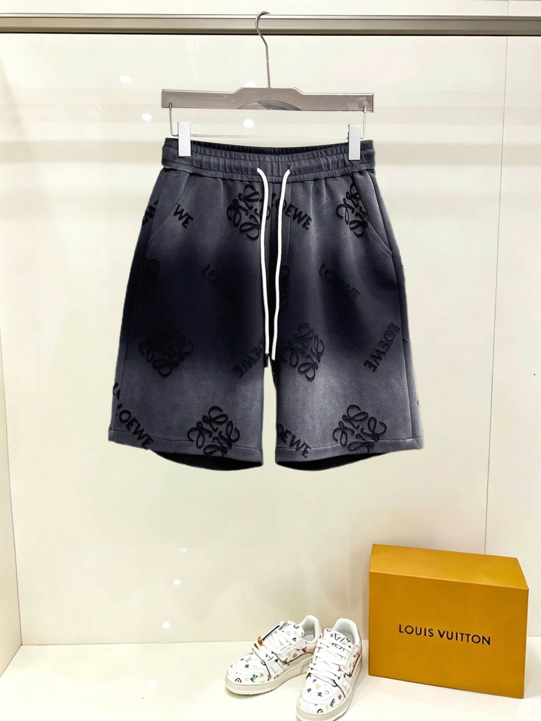NO:914961,Loewe's three-standard complete 2026 new summer men's casual shorts, advanced custom-made breathable fabrics, extremely breathable, elastic and comfortable, impeccable details, top-grade accessories, original logo design concept, delicate and soft feel!  The upper body fit is awesome!  Sizes M-XXXL, please state your height and weight when ordering,,loewe,shorts,19860909罗意威 三标齐全 2026夏季新款男士休闲短裤,高级定制面料透气面料 透气弹力舒适度极高,细节无可挑剔,顶级辅料配备,原版logo设计理念,手感细腻柔软！上身版型超赞！尺码M-XXXL下单报身高体重,,loewe,shorts,,Men's clothing