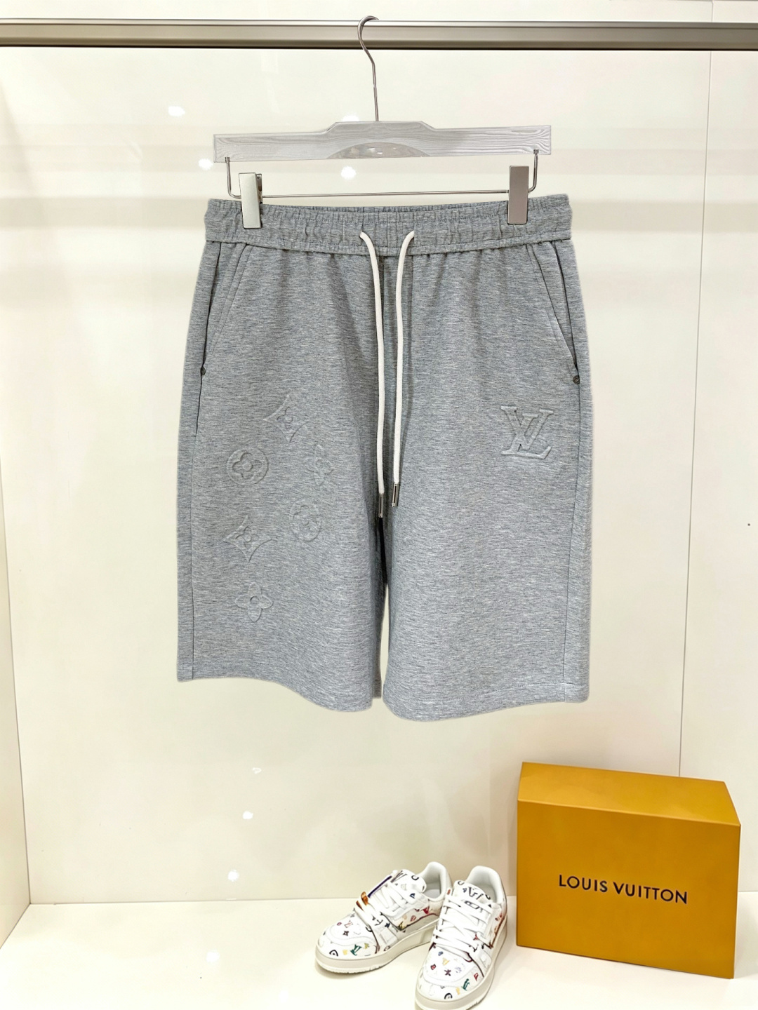 NO:914958,LV three-standard complete 2026 summer new men's casual shorts, advanced custom-made breathable fabrics, extremely breathable, elastic and comfortable, impeccable details, top-grade accessories, original logo design concept, delicate and soft feel!  The upper body fit is awesome!  Sizes M-XXXL, please state your height and weight when ordering,,louis vuitton,shorts,19860909LV 三标齐全 2026夏季新款男士休闲短裤,高级定制面料透气面料 透气弹力舒适度极高,细节无可挑剔,顶级辅料配备,原版logo设计理念,手感细腻柔软！上身版型超赞！尺码M-XXXL下单报身高体重,,louis vuitton,shorts,,Men's clothing