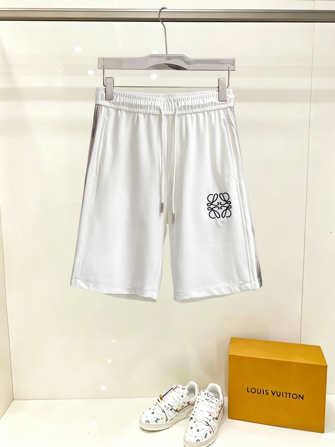 NO:914985,Loewe's three-standard complete 2026 new summer men's casual shorts, advanced custom-made breathable fabrics, extremely breathable, elastic and comfortable, impeccable details, top-grade accessories, original logo design concept, delicate and soft feel!  The upper body fit is awesome!  Sizes M-XXXL, please state your height and weight when ordering,,loewe,shorts,19860909罗意威 三标齐全 2026夏季新款男士休闲短裤,高级定制面料透气面料 透气弹力舒适度极高,细节无可挑剔,顶级辅料配备,原版logo设计理念,手感细腻柔软！上身版型超赞！尺码M-XXXL下单报身高体重,,loewe,shorts,,Men's clothing