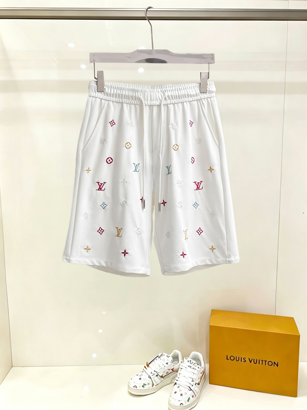 NO:914981,LV three-standard complete 2026 summer new men's casual shorts, advanced custom-made breathable fabrics, extremely breathable, elastic and comfortable, impeccable details, top-grade accessories, original logo design concept, delicate and soft feel!  The upper body fit is awesome!  Sizes M-XXXL, please state your height and weight when ordering,,louis vuitton,shorts,19860909LV 三标齐全 2026夏季新款男士休闲短裤,高级定制面料透气面料 透气弹力舒适度极高,细节无可挑剔,顶级辅料配备,原版logo设计理念,手感细腻柔软！上身版型超赞！尺码M-XXXL下单报身高体重,,louis vuitton,shorts,,Men's clothing