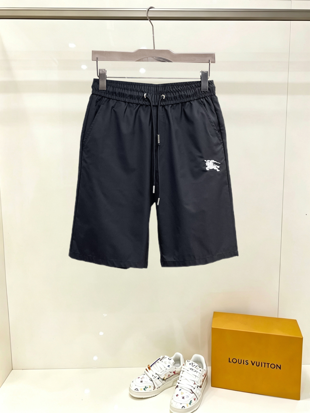 NO:915000,Burberry's three-standard complete 2026 new summer men's casual shorts, advanced custom-made breathable fabrics, extremely breathable, elastic and comfortable, impeccable details, top-grade accessories, original logo design concept, delicate and soft feel!  The upper body fit is awesome!  Sizes M-XXXL, please state your height and weight when ordering, burberry, shorts,19860909巴宝莉 三标齐全 2026夏季新款男士休闲短裤,高级定制面料透气面料 透气弹力舒适度极高,细节无可挑剔,顶级辅料配备,原版logo设计理念,手感细腻柔软！上身版型超赞！尺码M-XXXL下单报身高体重,,burberry,shorts,,Men's clothing