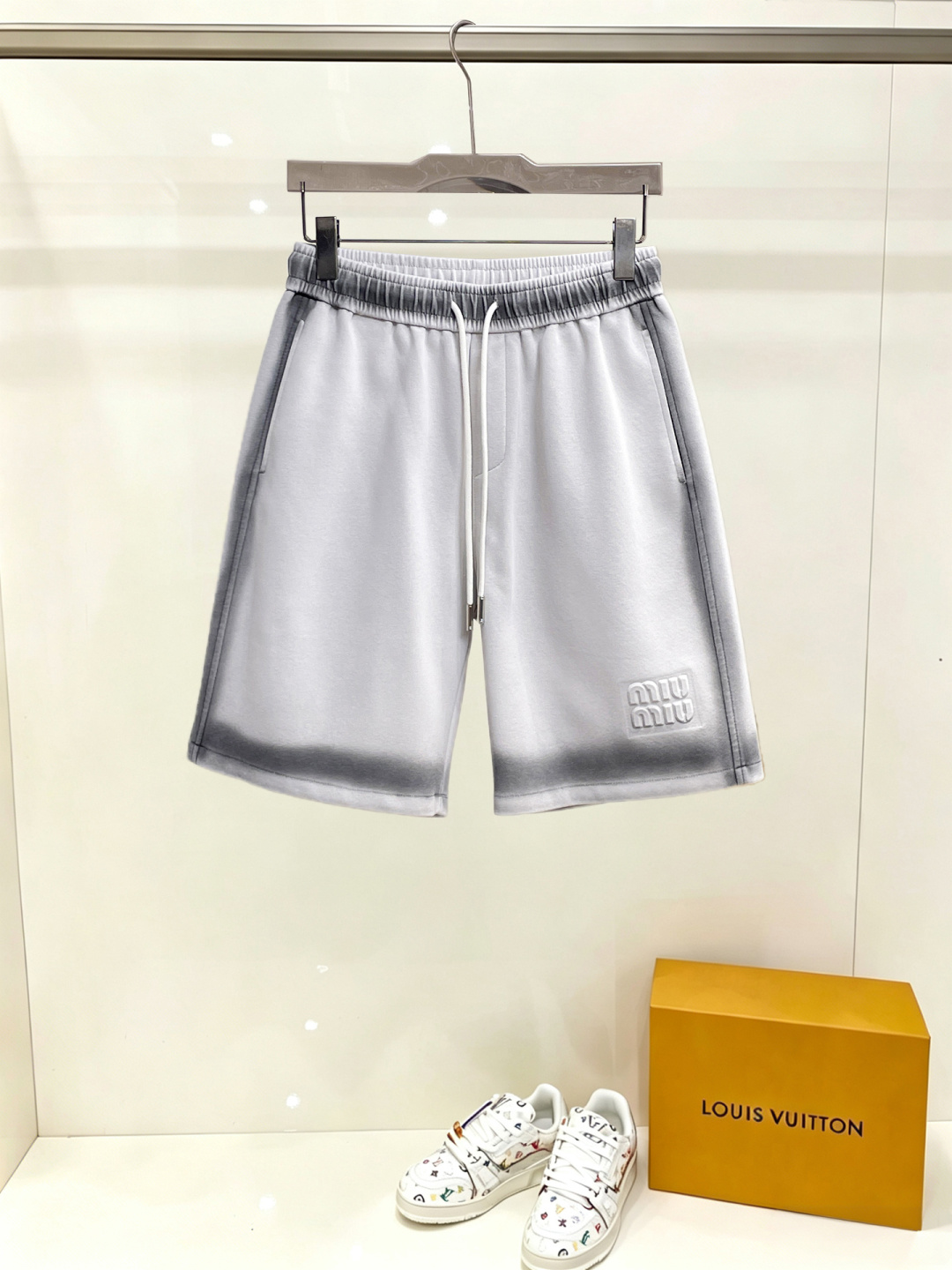 NO:914998,miumiu three-standard complete 2026 new summer men's casual shorts, advanced custom-made breathable fabrics, extremely breathable, elastic and comfortable, impeccable details, top-grade accessories, original logo design concept, delicate and soft feel!  The upper body fit is awesome!  For sizes M-XXXL, please state your height and weight when ordering,,miumiu,shorts,19860909miumiu 三标齐全 2026夏季新款男士休闲短裤,高级定制面料透气面料 透气弹力舒适度极高,细节无可挑剔,顶级辅料配备,原版logo设计理念,手感细腻柔软！上身版型超赞！尺码M-XXXL下单报身高体重,,miumiu,shorts,,Men's clothing