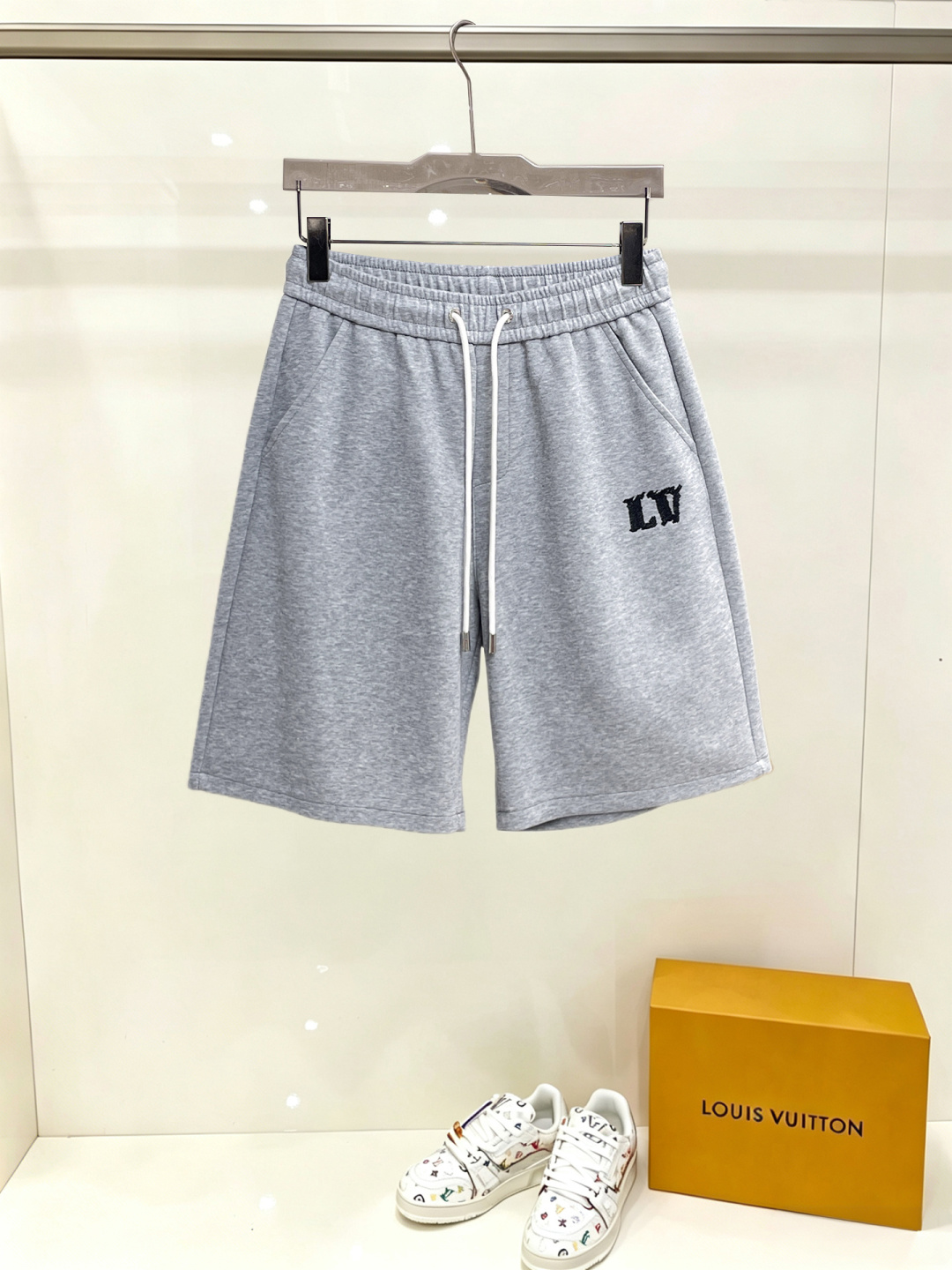 NO:914996,LV three-standard complete 2026 summer new men's casual shorts, advanced custom-made breathable fabrics, extremely breathable, elastic and comfortable, impeccable details, top-grade accessories, original logo design concept, delicate and soft feel!  The upper body fit is awesome!  Sizes M-XXXL, please state your height and weight when ordering,,louis vuitton,shorts,19860909LV 三标齐全 2026夏季新款男士休闲短裤,高级定制面料透气面料 透气弹力舒适度极高,细节无可挑剔,顶级辅料配备,原版logo设计理念,手感细腻柔软！上身版型超赞！尺码M-XXXL下单报身高体重,,louis vuitton,shorts,,Men's clothing