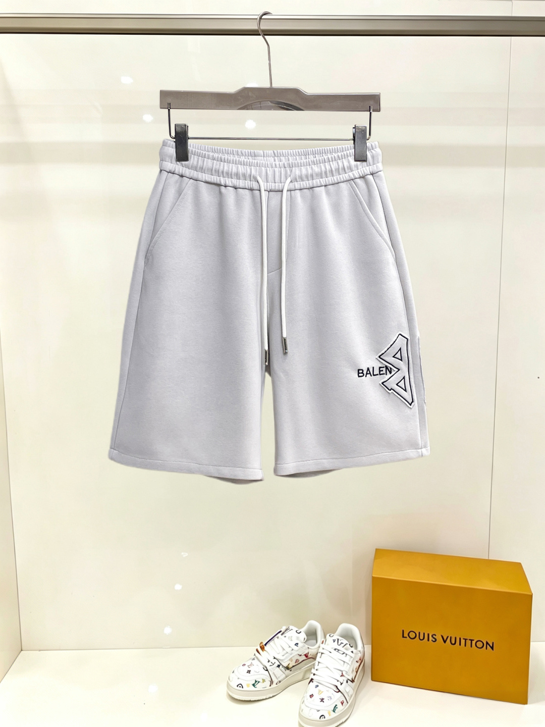 NO:914994,Balenciaga's three-standard complete 2026 summer new men's casual shorts, advanced custom-made breathable fabrics, extremely breathable, elastic and comfortable, impeccable details, top-grade accessories, original logo design concept, delicate and soft feel!  The upper body fit is awesome!  Sizes M-XXXL, please state your height and weight when ordering,,balenciaga,shorts,19860909巴黎世家 三标齐全 2026夏季新款男士休闲短裤,高级定制面料透气面料 透气弹力舒适度极高,细节无可挑剔,顶级辅料配备,原版logo设计理念,手感细腻柔软！上身版型超赞！尺码M-XXXL下单报身高体重,,balenciaga,shorts,,Men's clothing