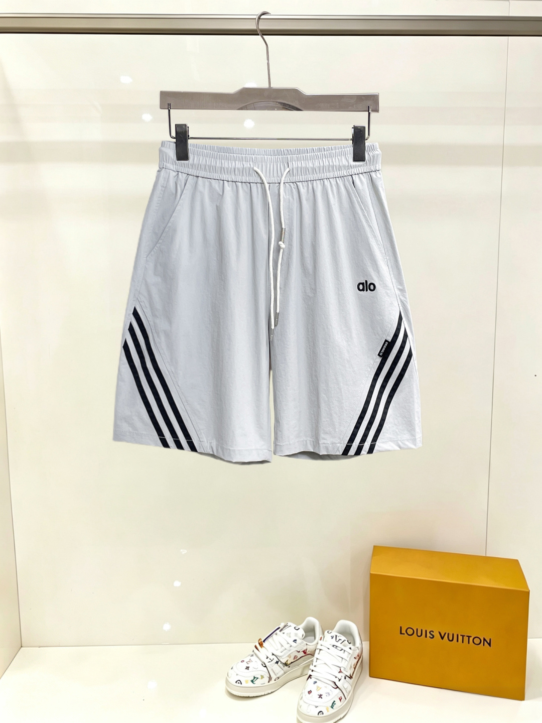 NO:914992,alo three-standard complete 2026 summer new men's casual shorts, advanced custom-made breathable fabrics, extremely breathable, elastic and comfortable, impeccable details, top-grade accessories, original logo design concept, delicate and soft feel!  The upper body fit is awesome!  Sizes M-XXXL, please state your height and weight when ordering,,shorts,19860909alo 三标齐全 2026夏季新款男士休闲短裤,高级定制面料透气面料 透气弹力舒适度极高,细节无可挑剔,顶级辅料配备,原版logo设计理念,手感细腻柔软！上身版型超赞！尺码M-XXXL下单报身高体重,,shorts,,Men's clothing