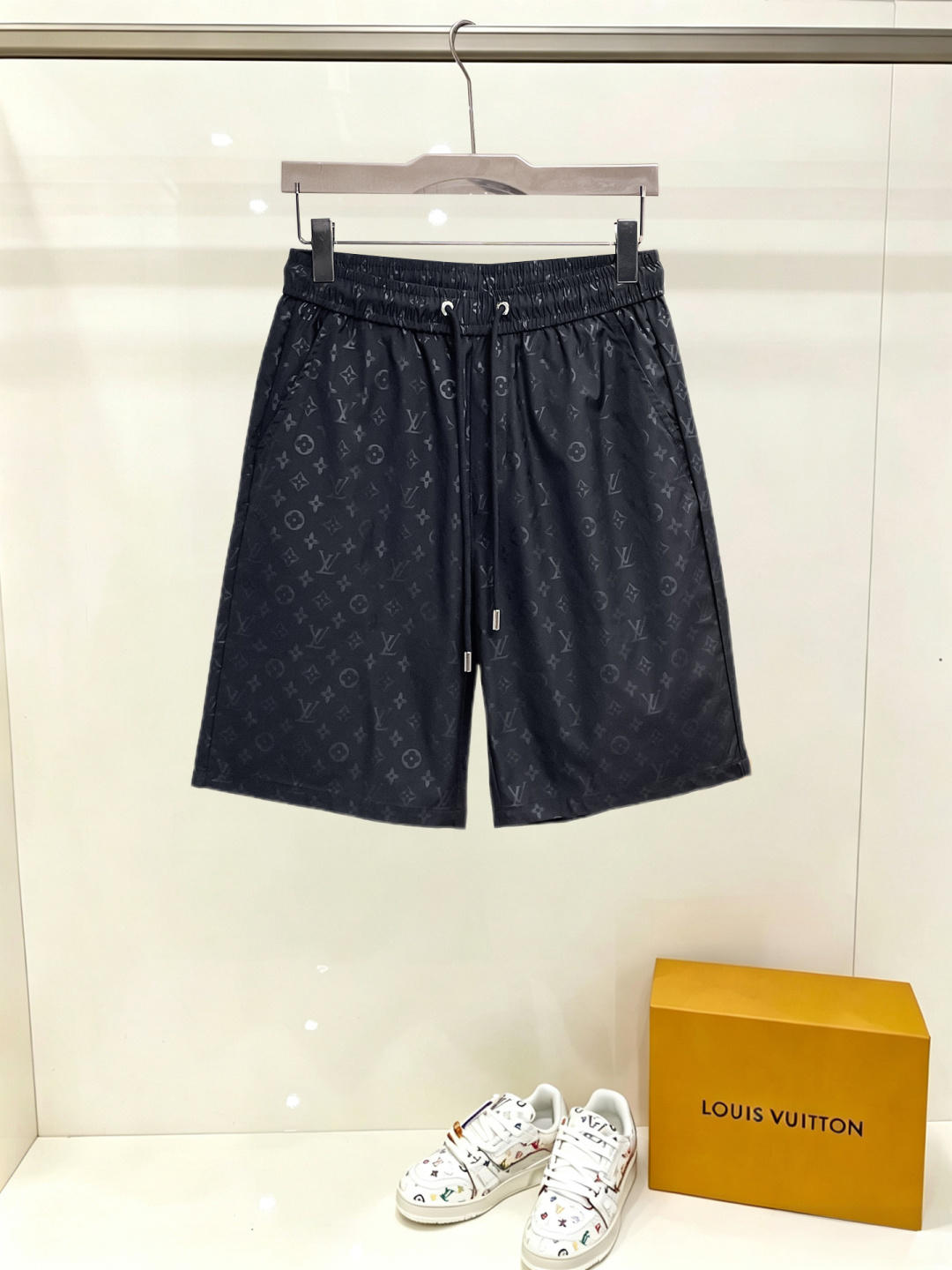 NO:914990,LV three-standard complete 2026 summer new men's casual shorts, advanced custom-made breathable fabrics, extremely breathable, elastic and comfortable, impeccable details, top-grade accessories, original logo design concept, delicate and soft feel!  The upper body fit is awesome!  Sizes M-XXXL, please state your height and weight when ordering,,louis vuitton,shorts,19860909LV 三标齐全 2026夏季新款男士休闲短裤,高级定制面料透气面料 透气弹力舒适度极高,细节无可挑剔,顶级辅料配备,原版logo设计理念,手感细腻柔软！上身版型超赞！尺码M-XXXL下单报身高体重,,louis vuitton,shorts,,Men's clothing