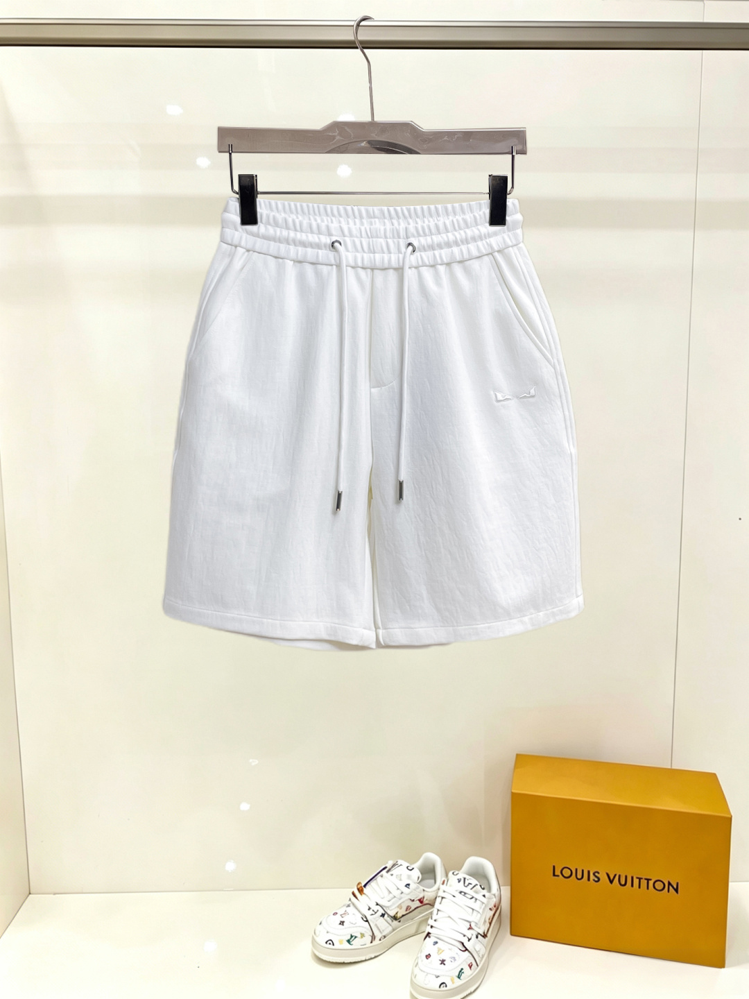 NO:914988,Fendi's three-standard complete 2026 new summer men's casual shorts, advanced custom-made breathable fabrics, extremely breathable, elastic and comfortable, impeccable details, top-grade accessories, original logo design concept, delicate and soft feel!  The upper body fit is awesome!  For sizes M-XXXL, please state your height and weight when placing an order, fendi, shorts,19860909芬迪 三标齐全 2026夏季新款男士休闲短裤,高级定制面料透气面料 透气弹力舒适度极高,细节无可挑剔,顶级辅料配备,原版logo设计理念,手感细腻柔软！上身版型超赞！尺码M-XXXL下单报身高体重,,fendi,shorts,,Men's clothing