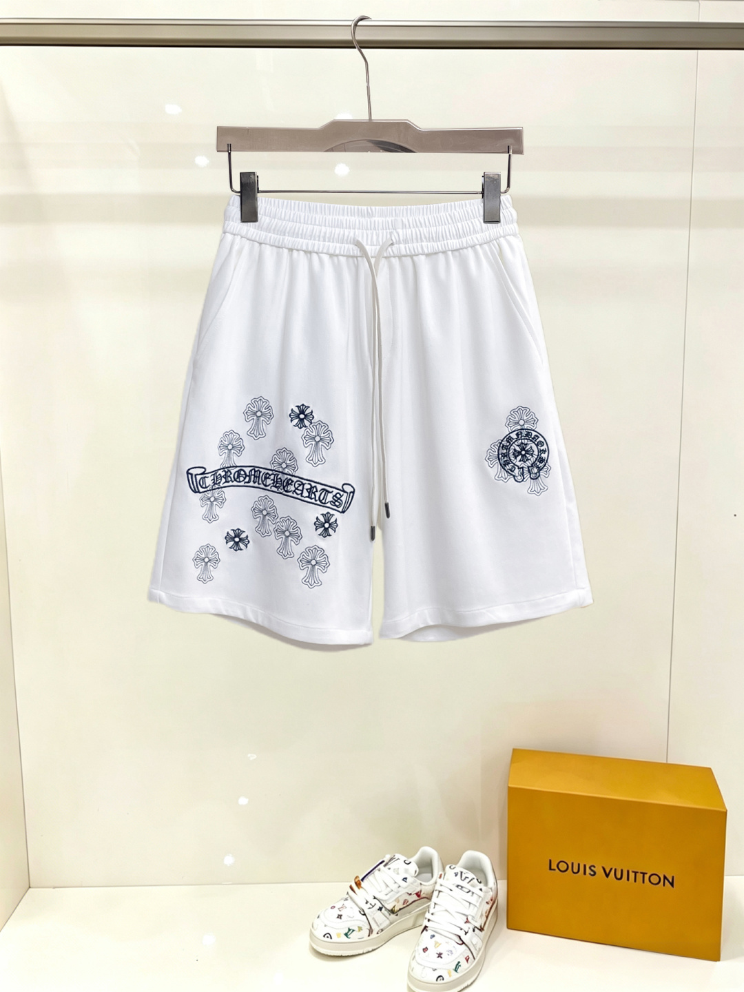 NO:914986,Croxin three-standard complete 2026 new summer men's casual shorts, advanced custom-made breathable fabrics, extremely breathable, elastic and comfortable, impeccable details, top-grade accessories, original logo design concept, delicate and soft feel!  The upper body fit is awesome!  Sizes M-XXXL, please state your height and weight when ordering,,chrome hearts,shorts,19860909克罗心 三标齐全 2026夏季新款男士休闲短裤,高级定制面料透气面料 透气弹力舒适度极高,细节无可挑剔,顶级辅料配备,原版logo设计理念,手感细腻柔软！上身版型超赞！尺码M-XXXL下单报身高体重,,chrome hearts,shorts,,Men's clothing