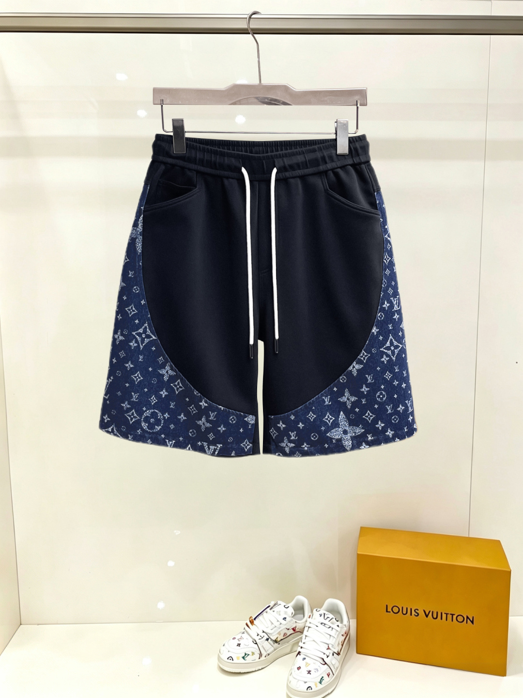 NO:914984,LV three-standard complete 2026 summer new men's casual shorts, advanced custom-made breathable fabrics, extremely breathable, elastic and comfortable, impeccable details, top-grade accessories, original logo design concept, delicate and soft feel!  The upper body fit is awesome!  Sizes M-XXXL, please state your height and weight when ordering,,louis vuitton,shorts,19860909LV 三标齐全 2026夏季新款男士休闲短裤,高级定制面料透气面料 透气弹力舒适度极高,细节无可挑剔,顶级辅料配备,原版logo设计理念,手感细腻柔软！上身版型超赞！尺码M-XXXL下单报身高体重,,louis vuitton,shorts,,Men's clothing