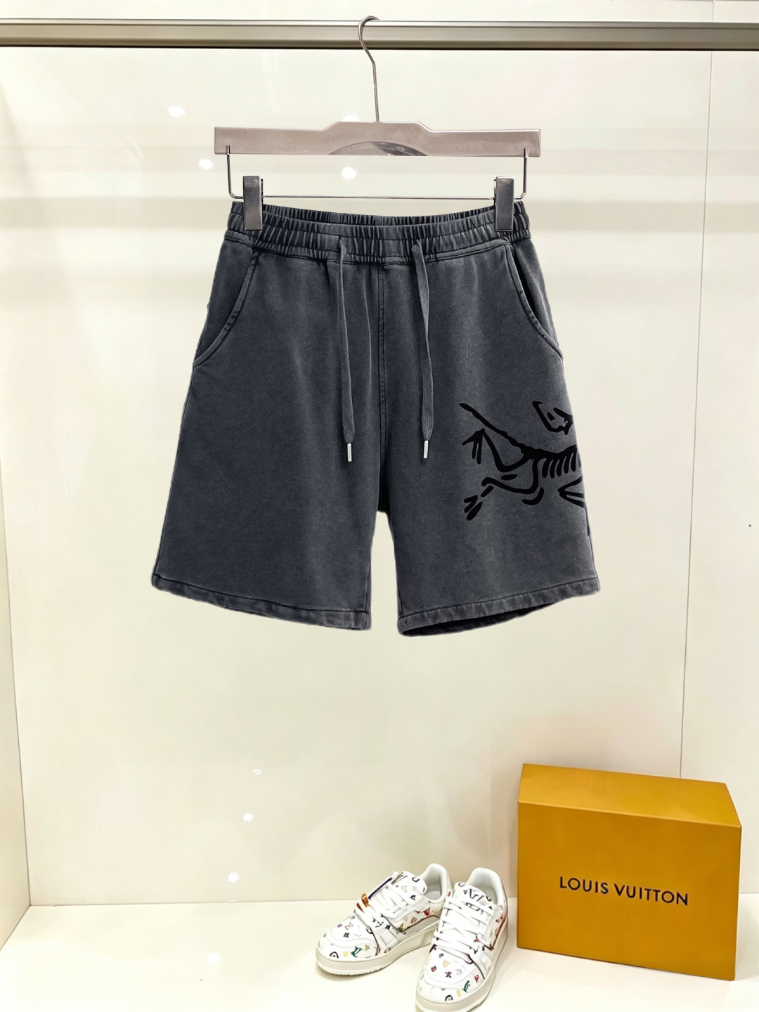 NO:914982,Arc'teryx three-standard complete 2026 new summer men's casual shorts, advanced custom-made breathable fabrics, extremely breathable, elastic and comfortable, impeccable details, top-grade accessories, original logo design concept, delicate and soft feel!  The upper body fit is awesome!  Sizes M-XXXL, please state your height and weight when ordering, arc'teryx, shorts,19860909始祖鸟 三标齐全 2026夏季新款男士休闲短裤,高级定制面料透气面料 透气弹力舒适度极高,细节无可挑剔,顶级辅料配备,原版logo设计理念,手感细腻柔软！上身版型超赞！尺码M-XXXL下单报身高体重,arc'teryx,shorts,,Men's clothing