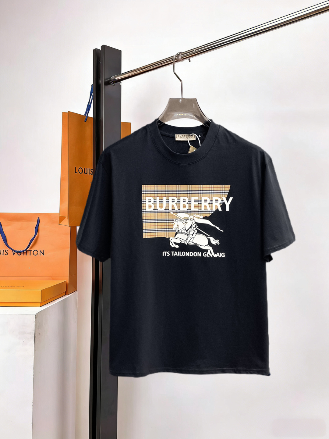 NO:929326,Burberry has all three labels. The latest 2026 summer short-sleeved short sleeves are available at the counter. Original goods, fashionable imported original technical fabrics, comfortable and breathable upper body, original customized hardware accessories, handsome and stylish upper body, complete with three labels, recommended style, extremely high grade, purchasing code number L-4XL, maximum wearing capacity is 195 catties,, burberry, T-shirt,19860909巴宝莉三标齐全. 2026夏季新款最新品短袖,专柜同步有售,原单狠货,时尚进口原版科技面料,上身舒适透气,原版定制五金辅料,上身帅气有型,三标齐全,推荐款,档次极高,代购级码数L-4XL,最大穿195斤,,burberry,T-shirt,,Men's clothing