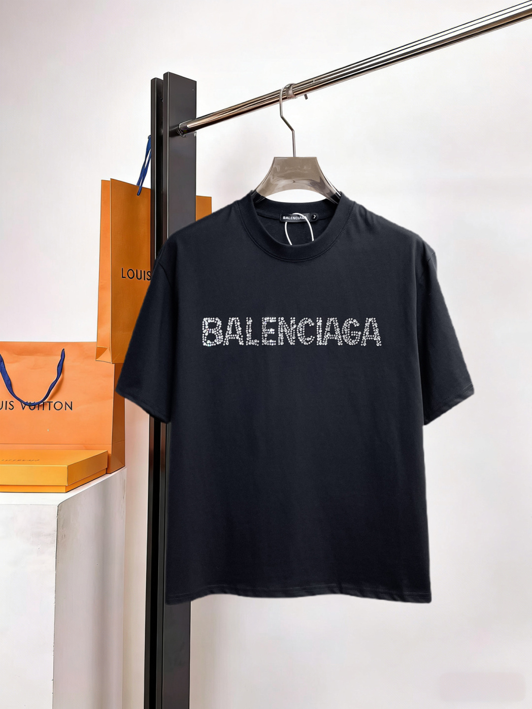 NO:929317,Balenciaga has all three standards. The latest 2026 summer short-sleeves are available at the counter. The original order is very good. Fashionable original imported technical fabrics. The upper body is comfortable and breathable. The original customized hardware accessories. The upper body is handsome and stylish. The three standards are complete. Recommended model. The grade is very high. The purchasing code number is L-4XL. The maximum wearing capacity is 195 catties., balenciaga, T-shirt,19860909巴黎世家三标齐全. 2026夏季新款最新品短袖,专柜同步有售,原单狠货,时尚进口原版科技面料,上身舒适透气,原版定制五金辅料,上身帅气有型,三标齐全,推荐款,档次极高,代购级码数L-4XL,最大穿195斤,,balenciaga,T-shirt,,Men's clothing