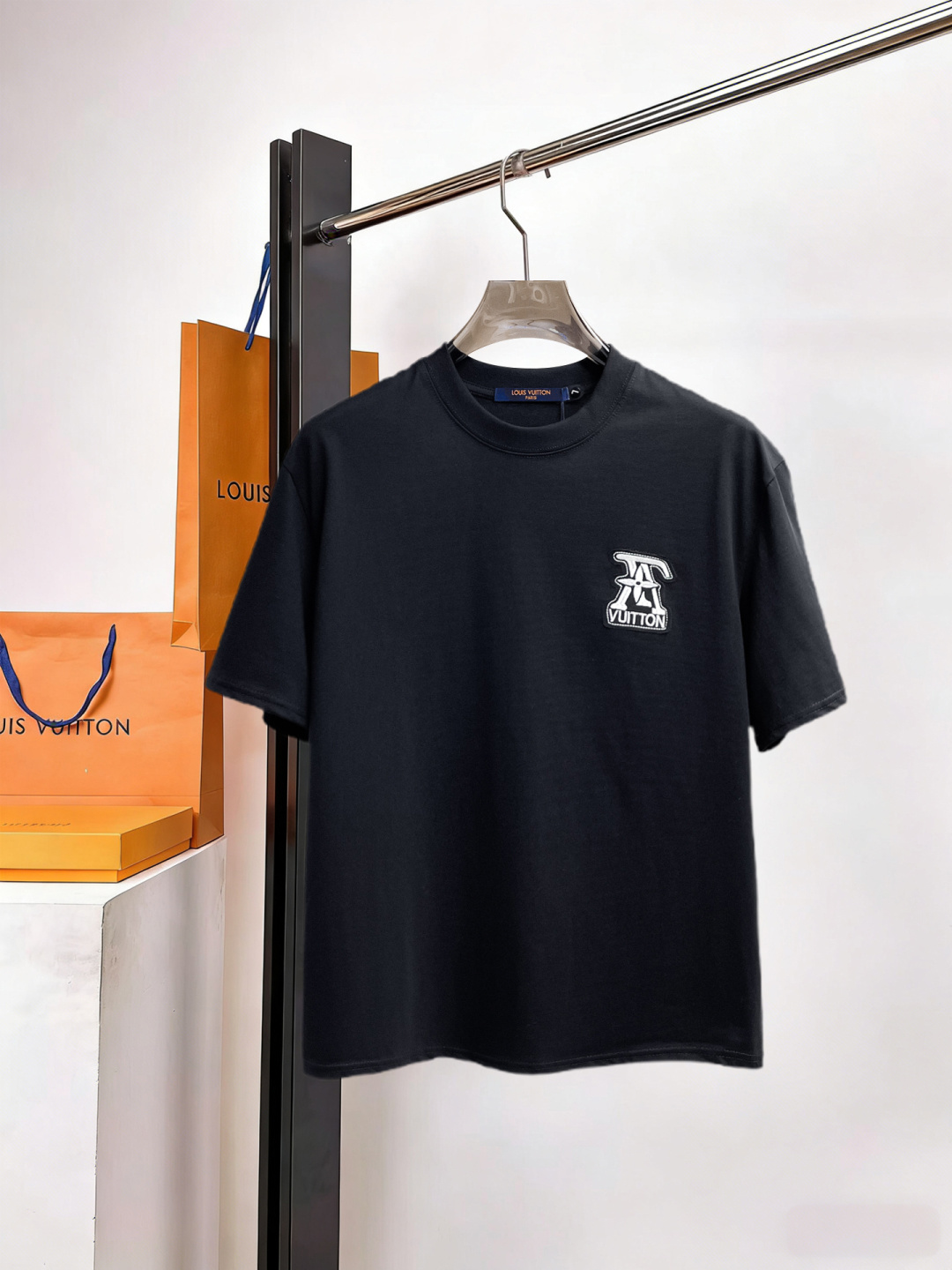 NO:929377,LV three labels are complete. The latest 2026 summer short-sleeves are available at counters simultaneously. Original goods, stylish imported original technical fabrics, comfortable and breathable upper body, original customized hardware accessories, handsome and stylish upper body, complete three labels, recommended model, extremely high grade, purchasing code number L-4XL, maximum wearing capacity is 195 catties, louis vuitton, T-shirt,19860909LV三标齐全. 2026夏季新款最新品短袖,专柜同步有售,原单狠货,时尚进口原版科技面料,上身舒适透气,原版定制五金辅料,上身帅气有型,三标齐全,推荐款,档次极高,代购级码数L-4XL,最大穿195斤,,louis vuitton,T-shirt,,Men's clothing