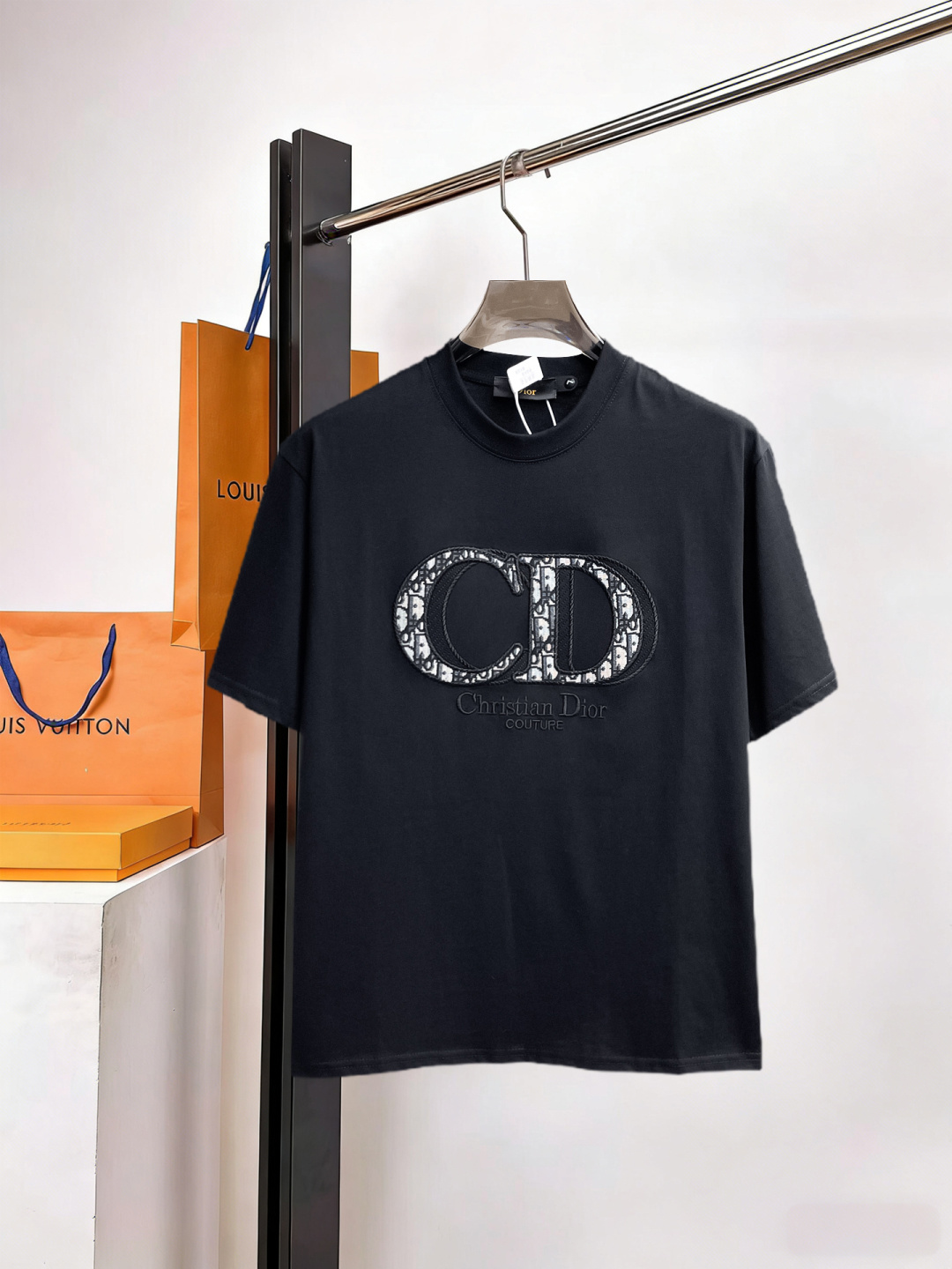 NO:929368,Dior has all three labels. The latest 2026 summer short-sleeved short sleeves are available at the counter. Original goods, fashionable imported original technical fabrics, comfortable and breathable upper body, original customized hardware accessories, handsome and stylish upper body, complete with three labels, recommended model, very high grade, purchasing code number L-4XL, maximum wearing capacity is 195 catties, dior, T-shirt,19860909迪奥三标齐全. 2026夏季新款最新品短袖,专柜同步有售,原单狠货,时尚进口原版科技面料,上身舒适透气,原版定制五金辅料,上身帅气有型,三标齐全,推荐款,档次极高,代购级码数L-4XL,最大穿195斤,,dior,T-shirt,,Men's clothing