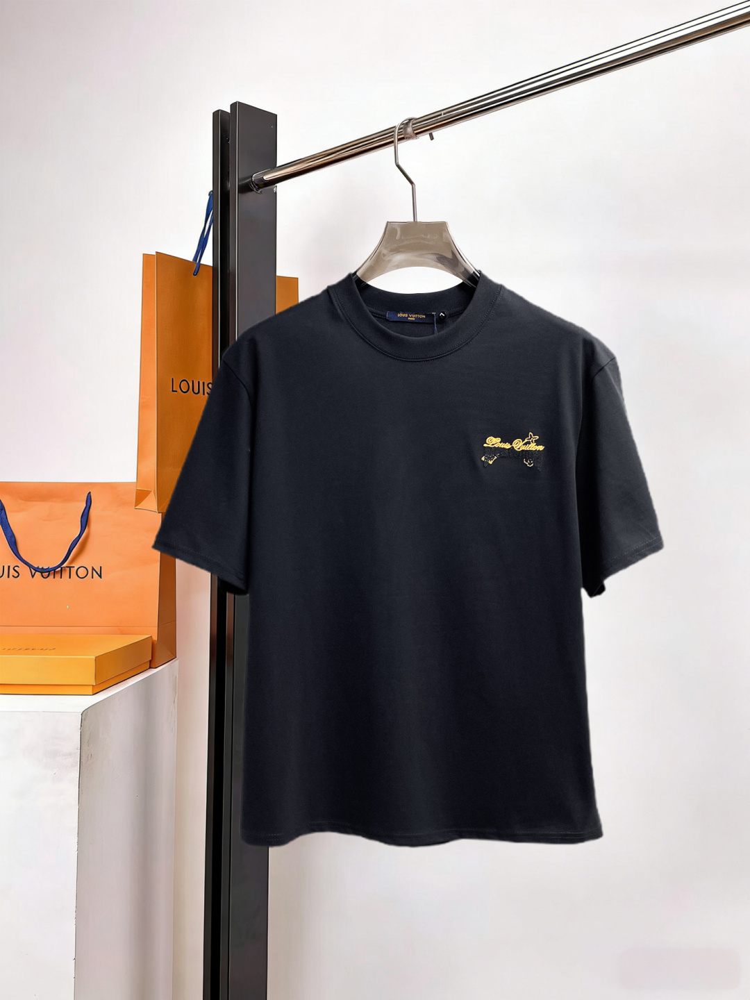 NO:929359,LV three labels are complete. The latest 2026 summer short-sleeves are available at counters simultaneously. Original goods, stylish imported original technical fabrics, comfortable and breathable upper body, original customized hardware accessories, handsome and stylish upper body, complete three labels, recommended model, extremely high grade, purchasing code number L-4XL, maximum wearing capacity is 195 catties, louis vuitton, T-shirt,19860909LV三标齐全. 2026夏季新款最新品短袖,专柜同步有售,原单狠货,时尚进口原版科技面料,上身舒适透气,原版定制五金辅料,上身帅气有型,三标齐全,推荐款,档次极高,代购级码数L-4XL,最大穿195斤,,louis vuitton,T-shirt,,Men's clothing