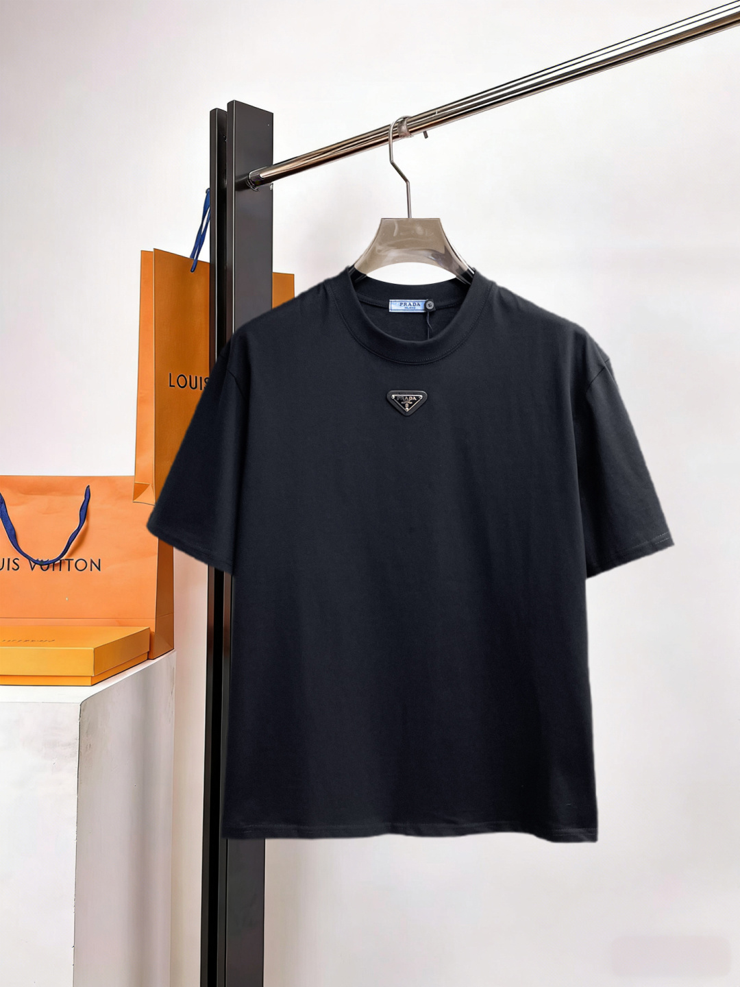 NO:929350,Prada has all three standards. The latest 2026 summer short-sleeved short sleeves are available at the counter. Original goods, fashionable imported original technical fabrics, comfortable and breathable upper body, original customized hardware accessories, handsome and stylish upper body, complete with three standards, recommended style, extremely high grade, purchasing code number L-4XL, maximum wearing capacity is 195 catties,, prada, T-shirt,19860909普拉达三标齐全. 2026夏季新款最新品短袖,专柜同步有售,原单狠货,时尚进口原版科技面料,上身舒适透气,原版定制五金辅料,上身帅气有型,三标齐全,推荐款,档次极高,代购级码数L-4XL,最大穿195斤,,prada,T-shirt,,Men's clothing