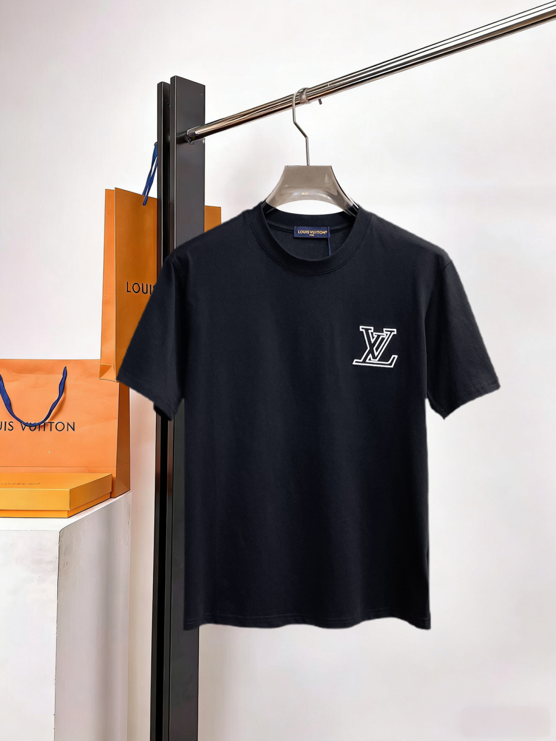 NO:929333,LV three labels are complete. The latest 2026 summer short-sleeves are available at counters simultaneously. Original goods, stylish imported original technical fabrics, comfortable and breathable upper body, original customized hardware accessories, handsome and stylish upper body, complete three labels, recommended model, extremely high grade, purchasing code number L-4XL, maximum wearing capacity is 195 catties, louis vuitton, T-shirt,19860909LV三标齐全. 2026夏季新款最新品短袖,专柜同步有售,原单狠货,时尚进口原版科技面料,上身舒适透气,原版定制五金辅料,上身帅气有型,三标齐全,推荐款,档次极高,代购级码数L-4XL,最大穿195斤,,louis vuitton,T-shirt,,Men's clothing