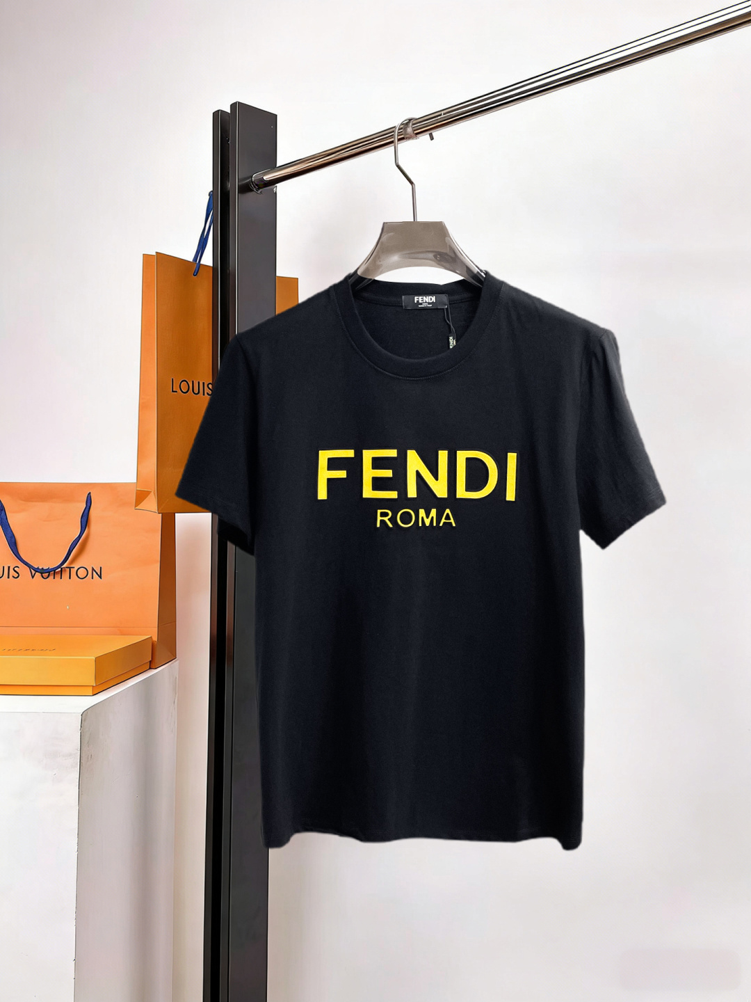 NO:929438,Fendi has all three labels. The latest 2026 summer short-sleeved short sleeves are available at the counter. The original order is very good. Fashionable imported original technical fabrics. The upper body is comfortable and breathable. Original customized hardware accessories. The upper body is handsome and stylish. All three labels are complete. Recommended model. Very high grade. Purchasing code number is L-4XL. Maximum wear is 195 pounds. Fendi, T-shirt.19860909芬迪三标齐全. 2026夏季新款最新品短袖,专柜同步有售,原单狠货,时尚进口原版科技面料,上身舒适透气,原版定制五金辅料,上身帅气有型,三标齐全,推荐款,档次极高,代购级码数L-4XL,最大穿195斤,,fendi,T-shirt,,Men's clothing