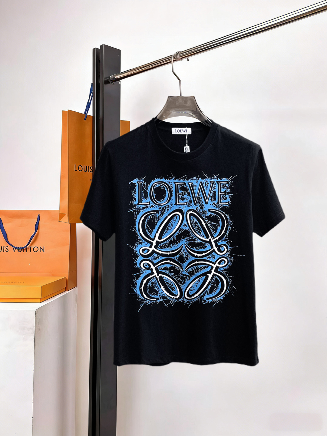 NO:929429,Loewe has all three labels. The latest 2026 summer short-sleeves are available at the counter. The original order is very good. Fashionable imported original technical fabrics. The upper body is comfortable and breathable. Original customized hardware accessories. The upper body is handsome and stylish. All three labels are complete. Recommended model. Very high grade. Purchasing code number L-4XL. Maximum wearing capacity is 195 catties. Loewe, T-shirt.19860909罗意威三标齐全. 2026夏季新款最新品短袖,专柜同步有售,原单狠货,时尚进口原版科技面料,上身舒适透气,原版定制五金辅料,上身帅气有型,三标齐全,推荐款,档次极高,代购级码数L-4XL,最大穿195斤,,loewe,T-shirt,,Men's clothing