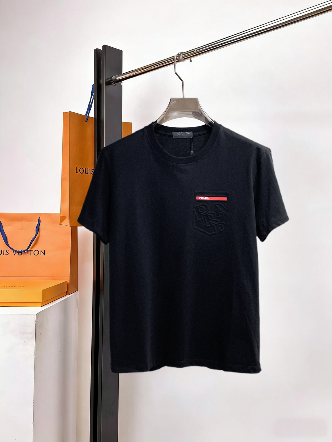 NO:929422,Prada has all three standards. The latest 2026 summer short-sleeved short sleeves are available at the counter. Original goods, fashionable imported original technical fabrics, comfortable and breathable upper body, original customized hardware accessories, handsome and stylish upper body, complete with three standards, recommended style, extremely high grade, purchasing code number L-4XL, maximum wearing capacity is 195 catties,, prada, T-shirt,19860909普拉达三标齐全. 2026夏季新款最新品短袖,专柜同步有售,原单狠货,时尚进口原版科技面料,上身舒适透气,原版定制五金辅料,上身帅气有型,三标齐全,推荐款,档次极高,代购级码数L-4XL,最大穿195斤,,prada,T-shirt,,Men's clothing