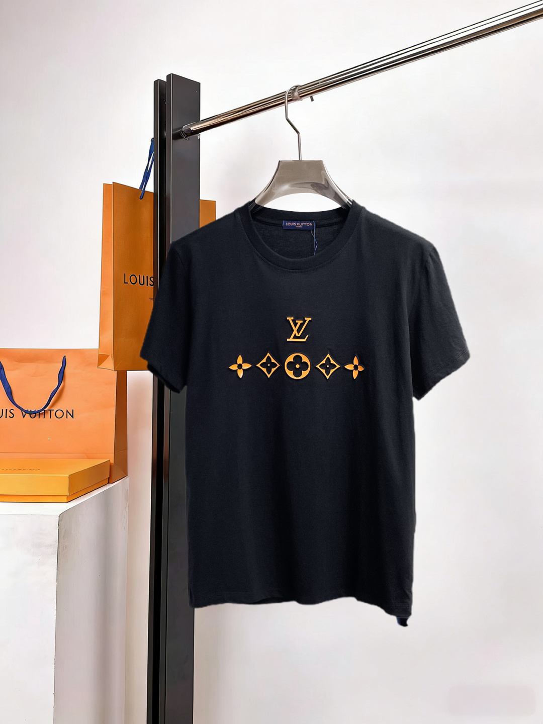 NO:929413,LV three labels are complete. The latest 2026 summer short-sleeves are available at counters simultaneously. Original goods, stylish imported original technical fabrics, comfortable and breathable upper body, original customized hardware accessories, handsome and stylish upper body, complete three labels, recommended model, extremely high grade, purchasing code number L-4XL, maximum wearing capacity is 195 catties, louis vuitton, T-shirt,19860909LV三标齐全. 2026夏季新款最新品短袖,专柜同步有售,原单狠货,时尚进口原版科技面料,上身舒适透气,原版定制五金辅料,上身帅气有型,三标齐全,推荐款,档次极高,代购级码数L-4XL,最大穿195斤,,louis vuitton,T-shirt,,Men's clothing