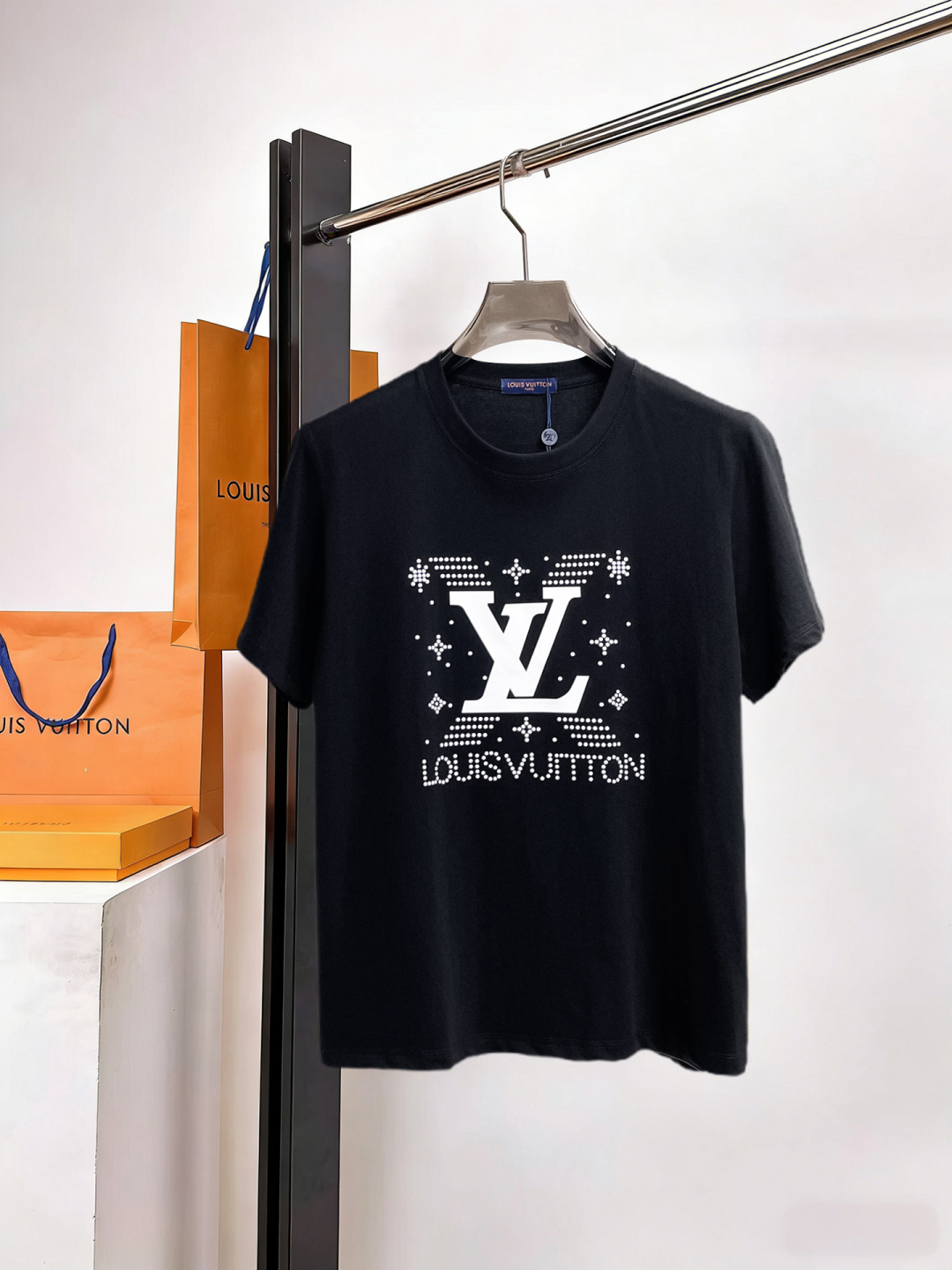 NO:929395,LV three labels are complete. The latest 2026 summer short-sleeves are available at counters simultaneously. Original goods, stylish imported original technical fabrics, comfortable and breathable upper body, original customized hardware accessories, handsome and stylish upper body, complete three labels, recommended model, extremely high grade, purchasing code number L-4XL, maximum wearing capacity is 195 catties, louis vuitton, T-shirt,19860909LV三标齐全. 2026夏季新款最新品短袖,专柜同步有售,原单狠货,时尚进口原版科技面料,上身舒适透气,原版定制五金辅料,上身帅气有型,三标齐全,推荐款,档次极高,代购级码数L-4XL,最大穿195斤,,louis vuitton,T-shirt,,Men's clothing