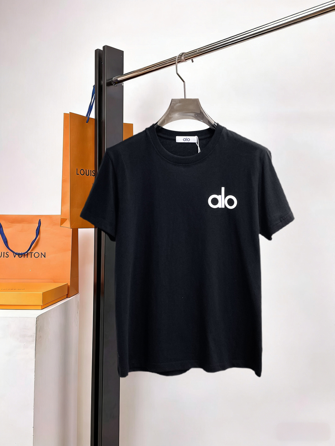NO:929376,alo three-standard complete. 2026 summer new latest short-sleeved, available at counters simultaneously, original order, fashionable imported original technical fabrics, upper body comfortable and breathable, original customized hardware accessories, handsome and stylish upper body, complete three-standard, recommended style, extremely high grade, purchasing code number L-4XL, maximum wear 195 pounds,, T-shirt,19860909alo三标齐全. 2026夏季新款最新品短袖,专柜同步有售,原单狠货,时尚进口原版科技面料,上身舒适透气,原版定制五金辅料,上身帅气有型,三标齐全,推荐款,档次极高,代购级码数L-4XL,最大穿195斤,,T-shirt,,Men's clothing