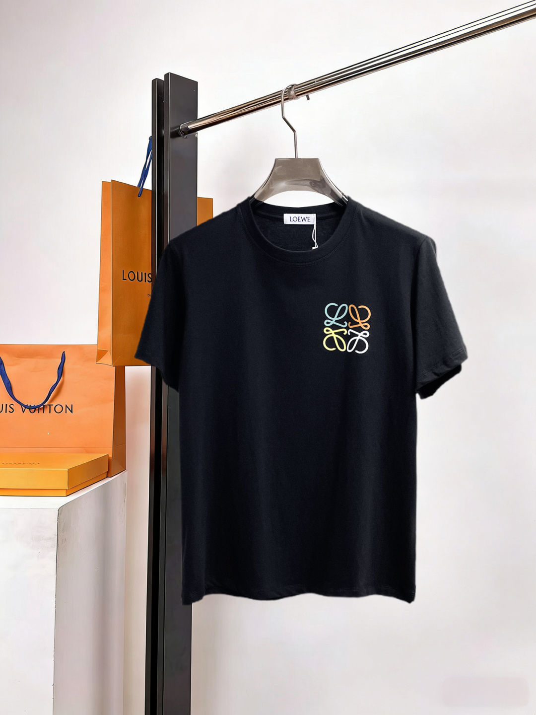 NO:929389,Loewe has all three labels. The latest 2026 summer short-sleeves are available at the counter. The original order is very good. Fashionable imported original technical fabrics. The upper body is comfortable and breathable. Original customized hardware accessories. The upper body is handsome and stylish. All three labels are complete. Recommended model. Very high grade. Purchasing code number L-4XL. Maximum wearing capacity is 195 catties. Loewe, T-shirt.19860909罗意威三标齐全. 2026夏季新款最新品短袖,专柜同步有售,原单狠货,时尚进口原版科技面料,上身舒适透气,原版定制五金辅料,上身帅气有型,三标齐全,推荐款,档次极高,代购级码数L-4XL,最大穿195斤,,loewe,T-shirt,,Men's clothing