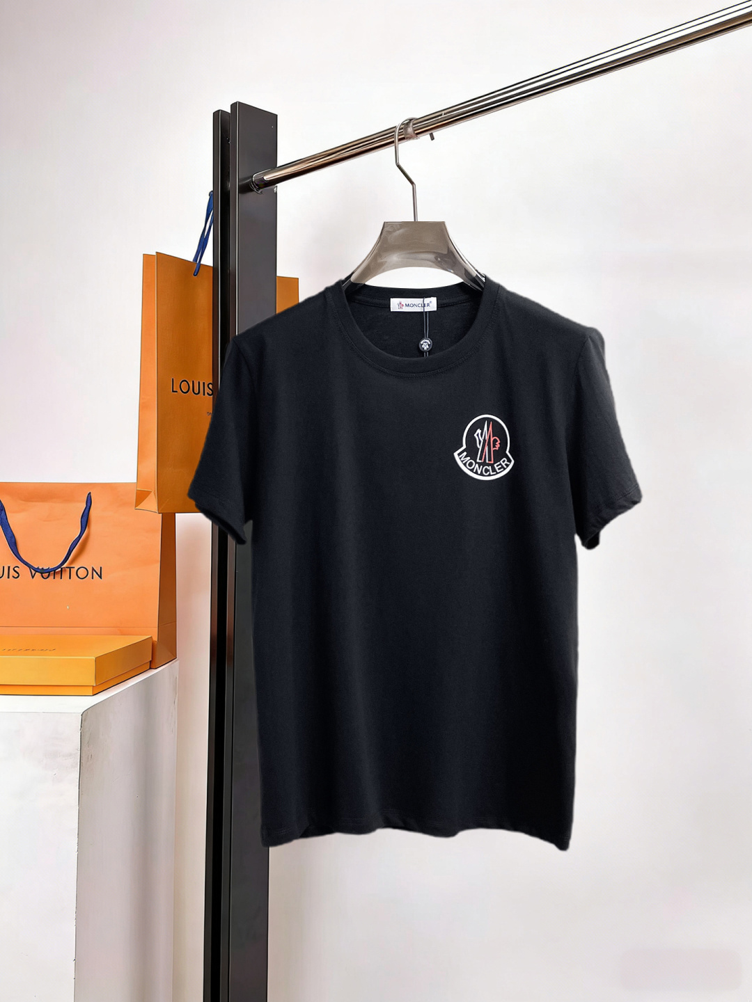 NO:929369,The latest 2026 summer short-sleeved short sleeves are available at the counter. The original order is very good. Fashionable imported original technical fabrics. The upper body is comfortable and breathable. The original customized hardware accessories. The upper body is handsome and stylish. The three labels are complete. Recommended model. The grade is very high. The purchasing code number is L-4XL. The maximum wearing capacity is 195 pounds. Moncler T-shirt.19860909蒙口三标齐全. 2026夏季新款最新品短袖,专柜同步有售,原单狠货,时尚进口原版科技面料,上身舒适透气,原版定制五金辅料,上身帅气有型,三标齐全,推荐款,档次极高,代购级码数L-4XL,最大穿195斤,,Moncler,T-shirt,,Men's clothing